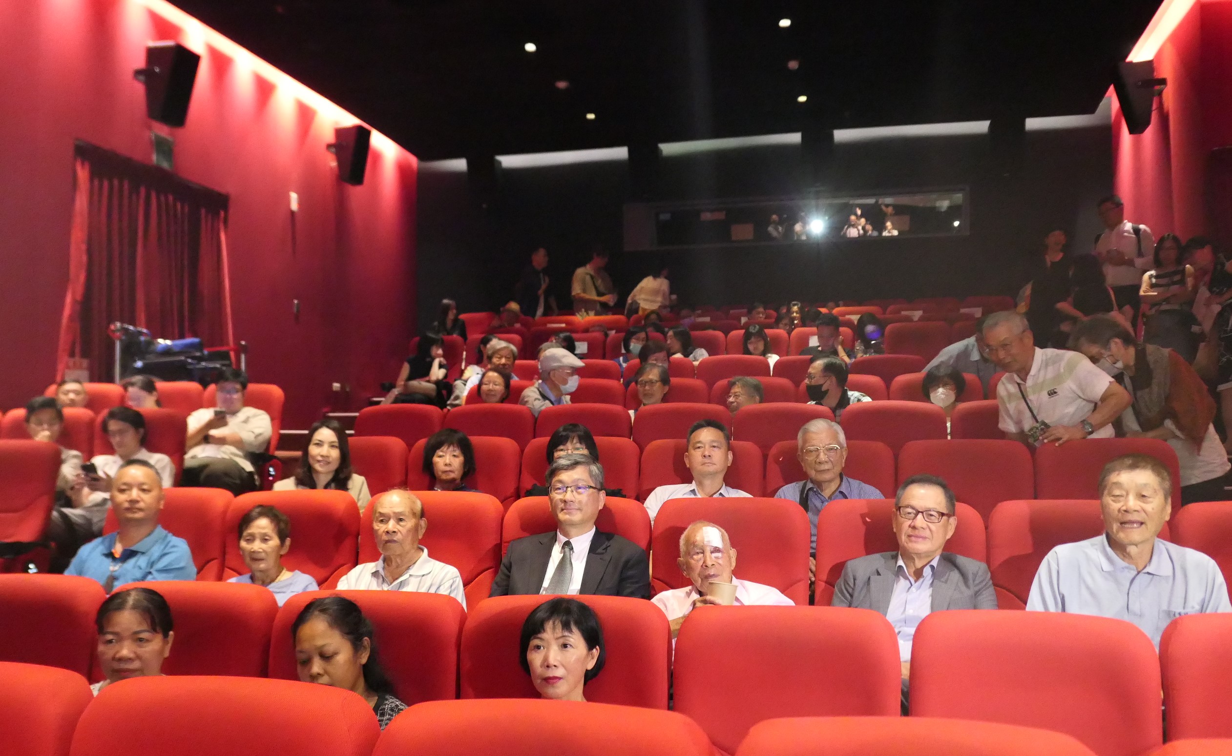 圖5 貴賓們紛紛就坐，準備欣賞桐花紀錄片《花若盛開》.JPG