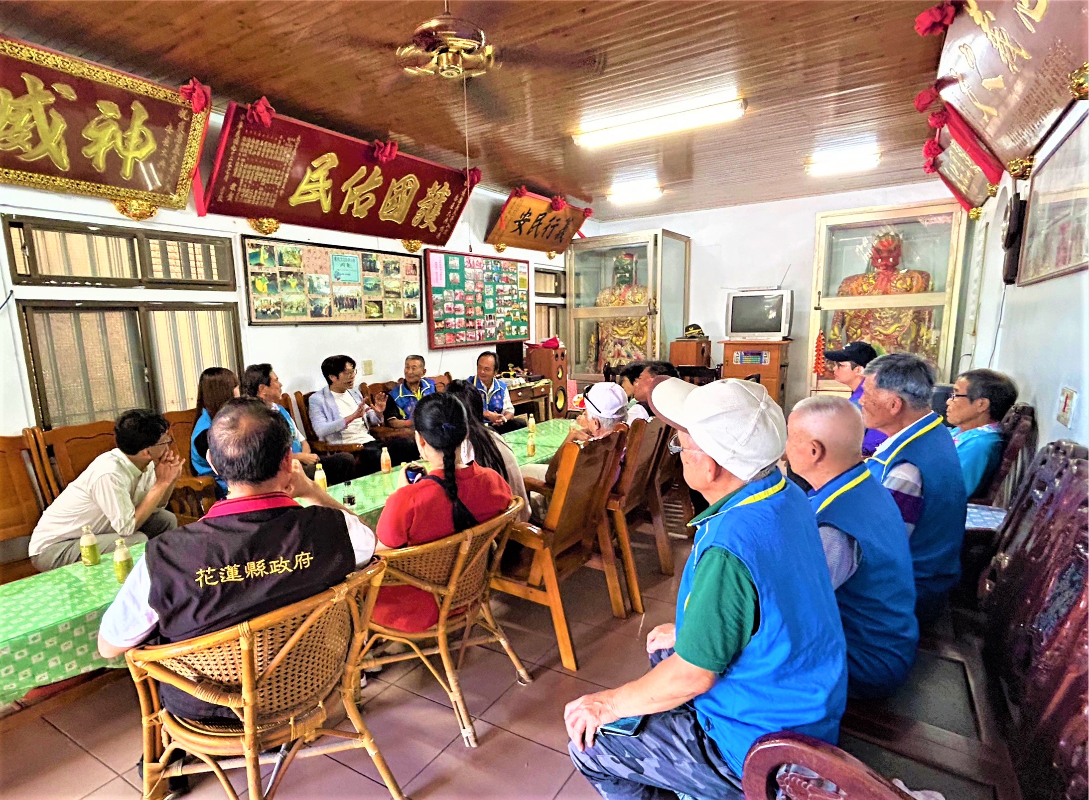 圖2 客委會周江杰副主委與義民亭劉喜湘主任委員與管理委員會委員們進行交流座談.jpg