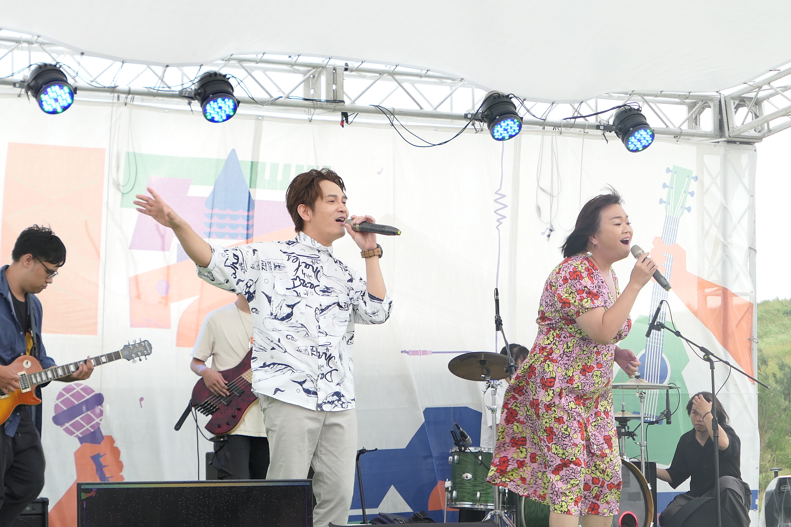 圖3羅文裕引領桃園青年演唱世客博主題曲，傳遞年輕活力.JPG
