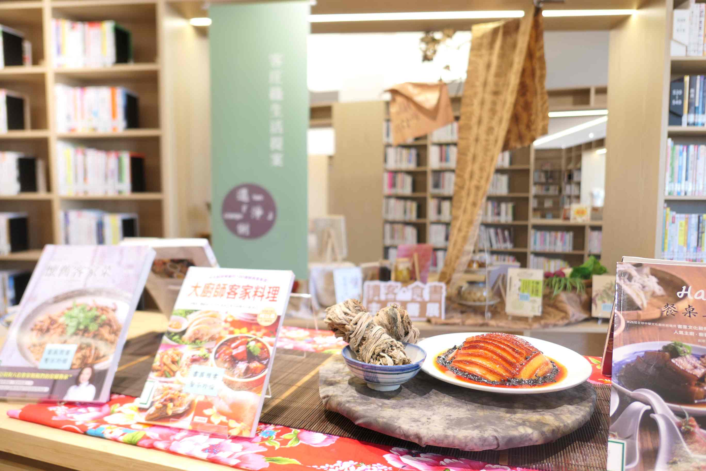圖4館內首檔「讀客．食書」主題書展自10_2至11_5展出.jpg