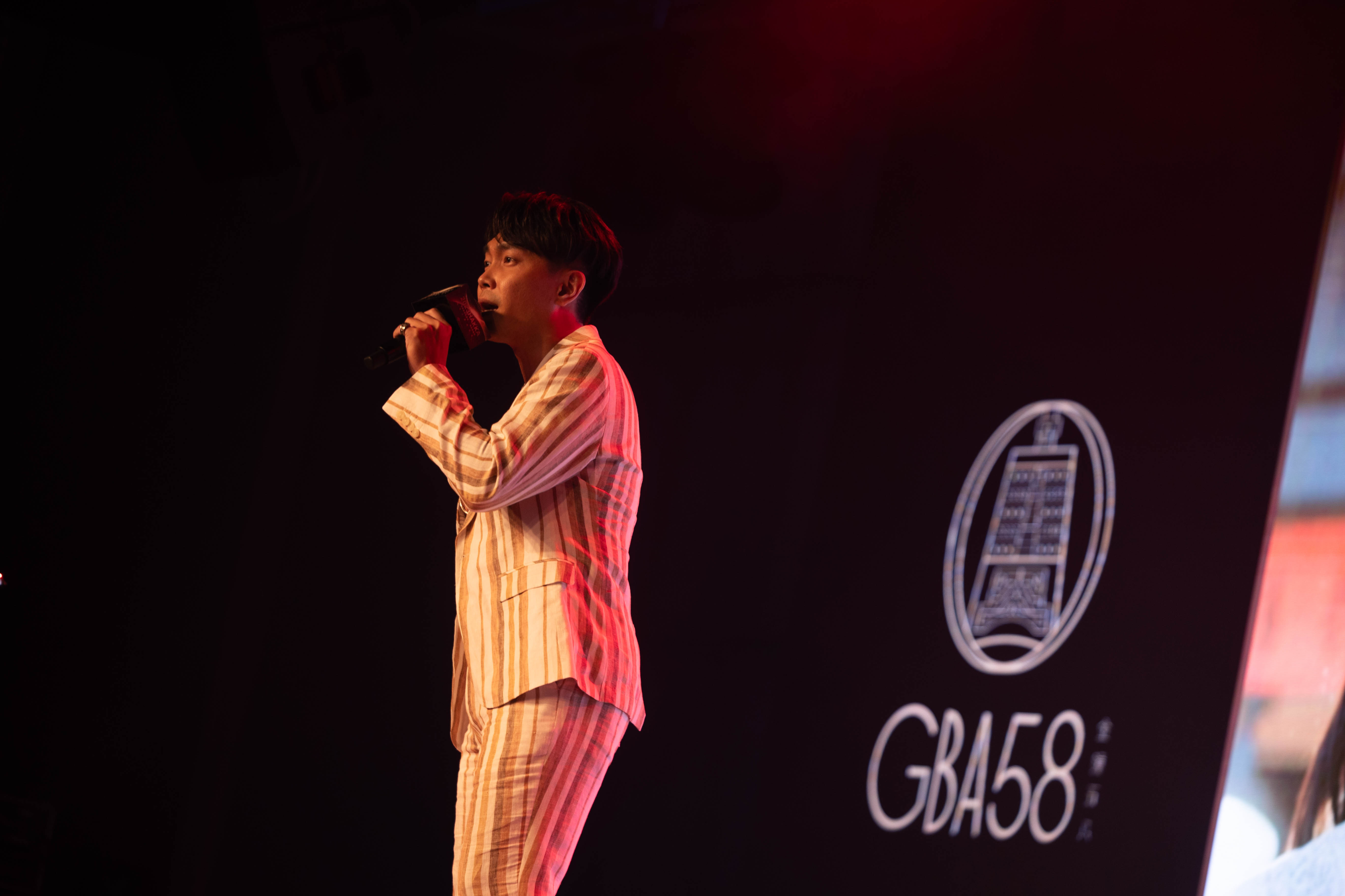 圖4許仁杰演繹《暗夜微光》主題曲.jpg