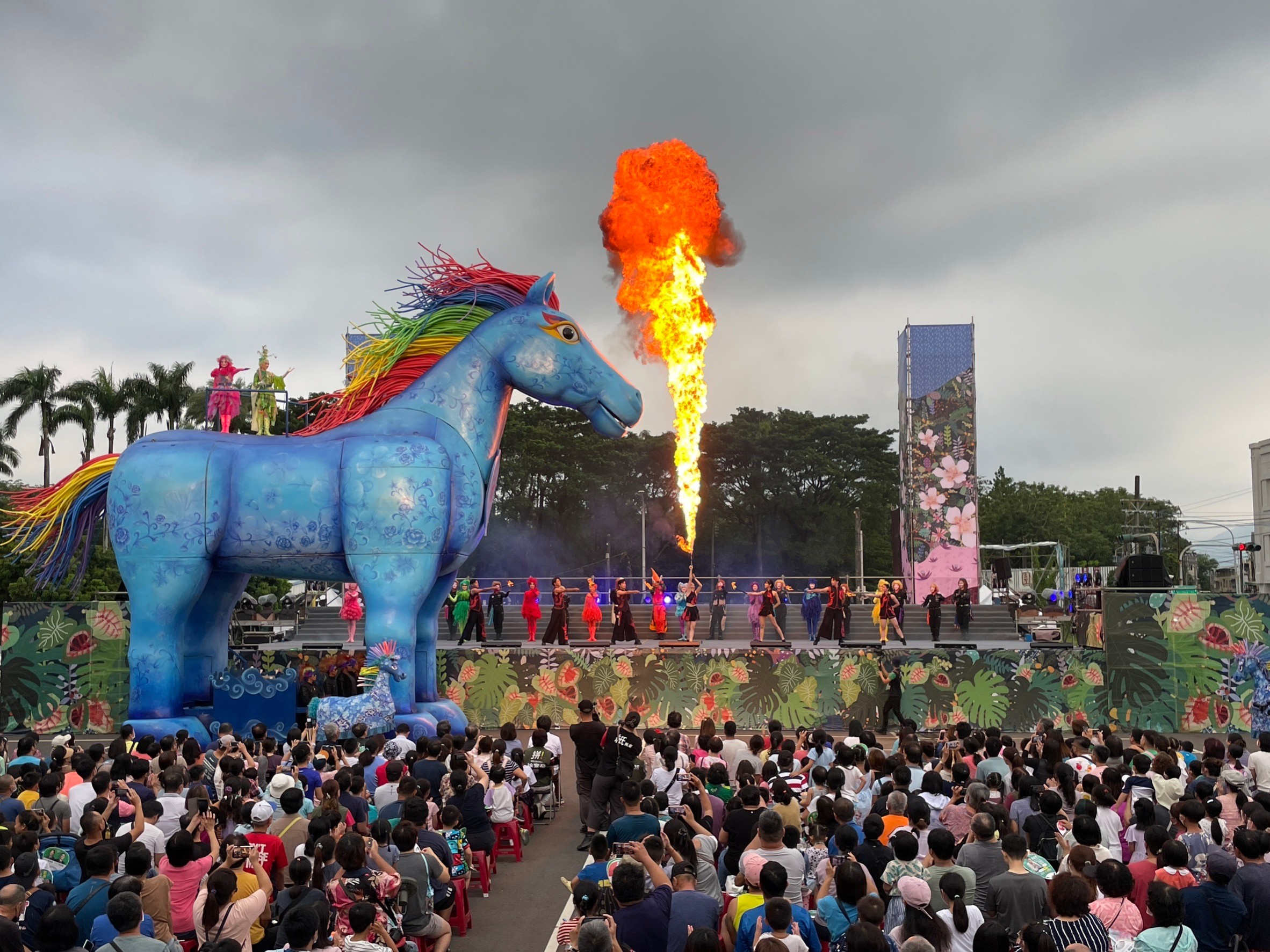 《雨馬》全劇結合歌舞、特技、LED特效,豐富的視覺體驗.jpg