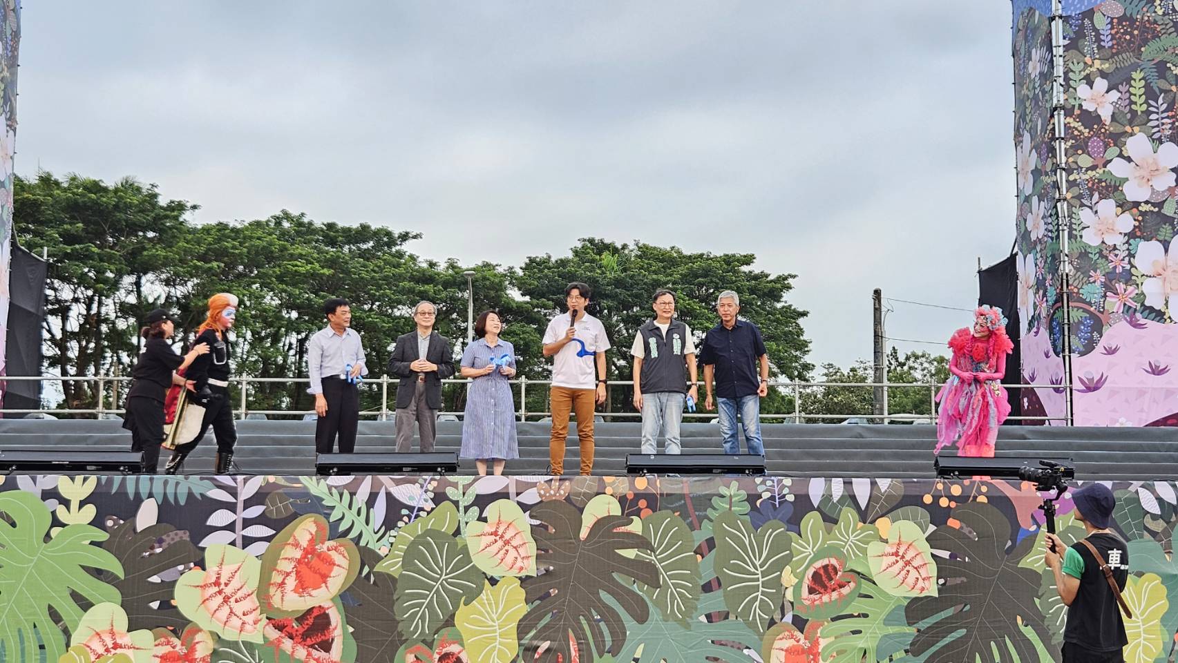 周副主委親自南下與鄉親共同欣賞雨馬演出.jpg