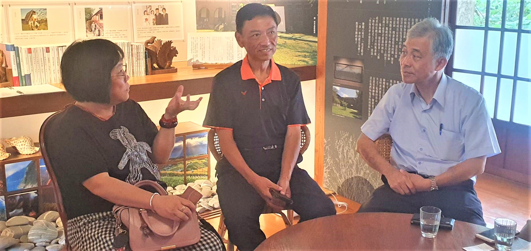 圖4 范副主委與高雄市客委會主秘鍾炳光及高雄市六龜區區長陳昱如交流討論.jpg