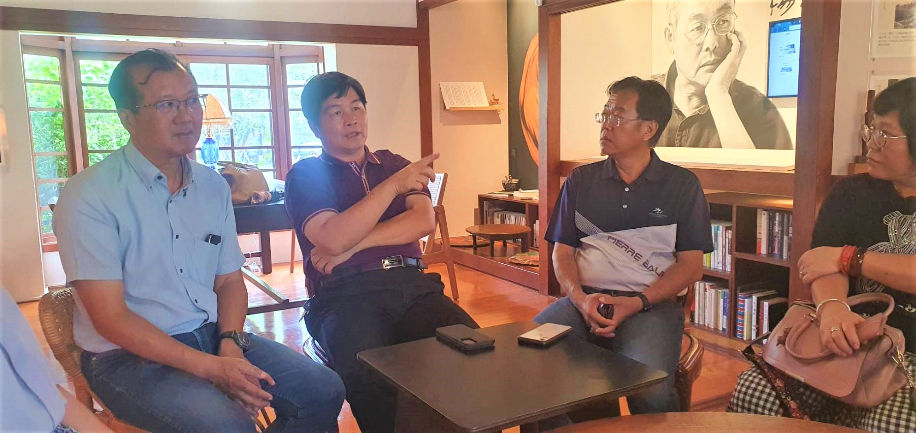 圖5 座談會上出席的有高雄市美濃區區長謝鶴琳(左2)、高雄市六龜區區長陳昱如(右1)、高雄市杉林區區長蕭見益(左1)、高雄市甲仙區主任秘書劉文甲(右2).jpg