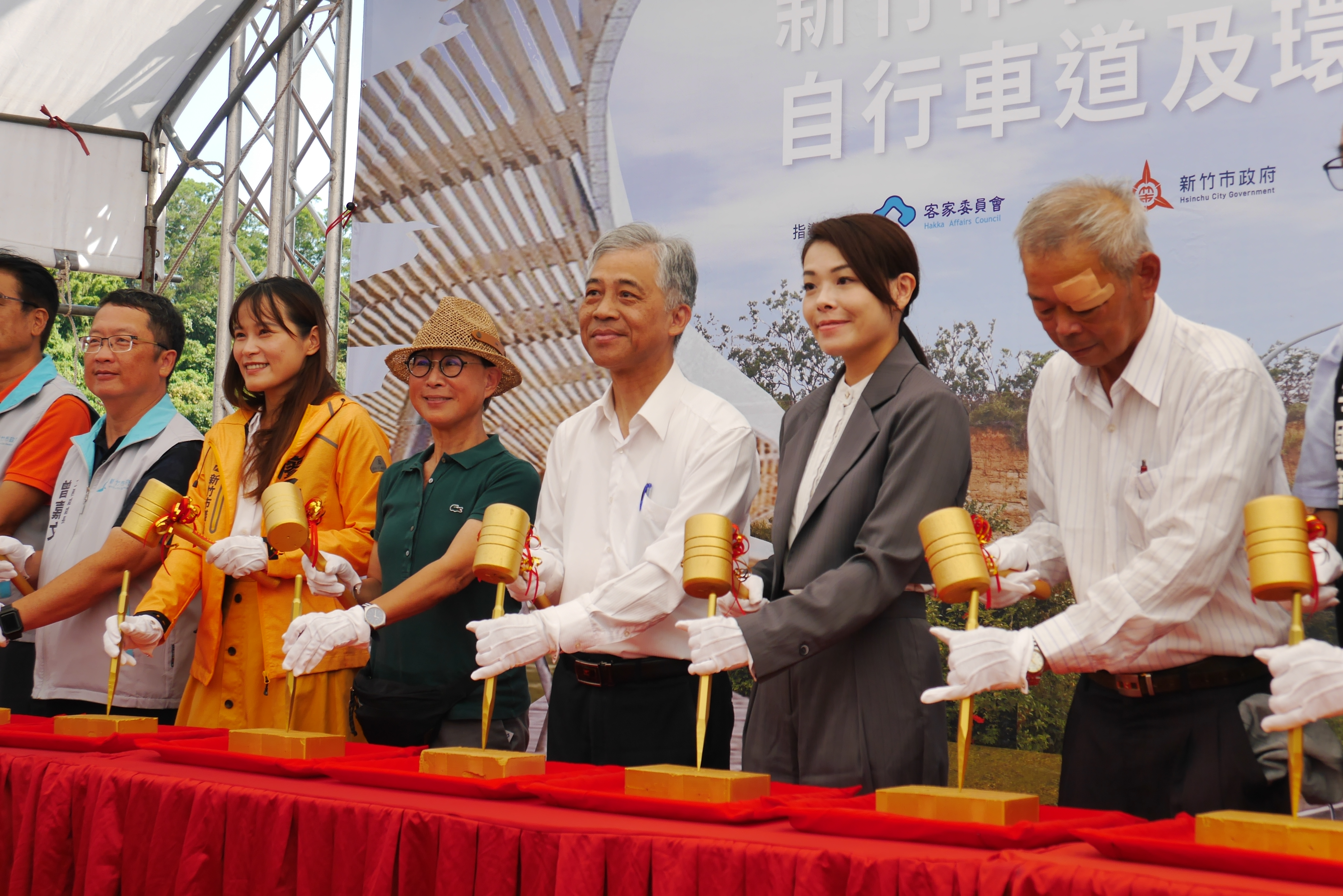 圖2范副主委及新竹市長高虹安共敲金磚.jpg