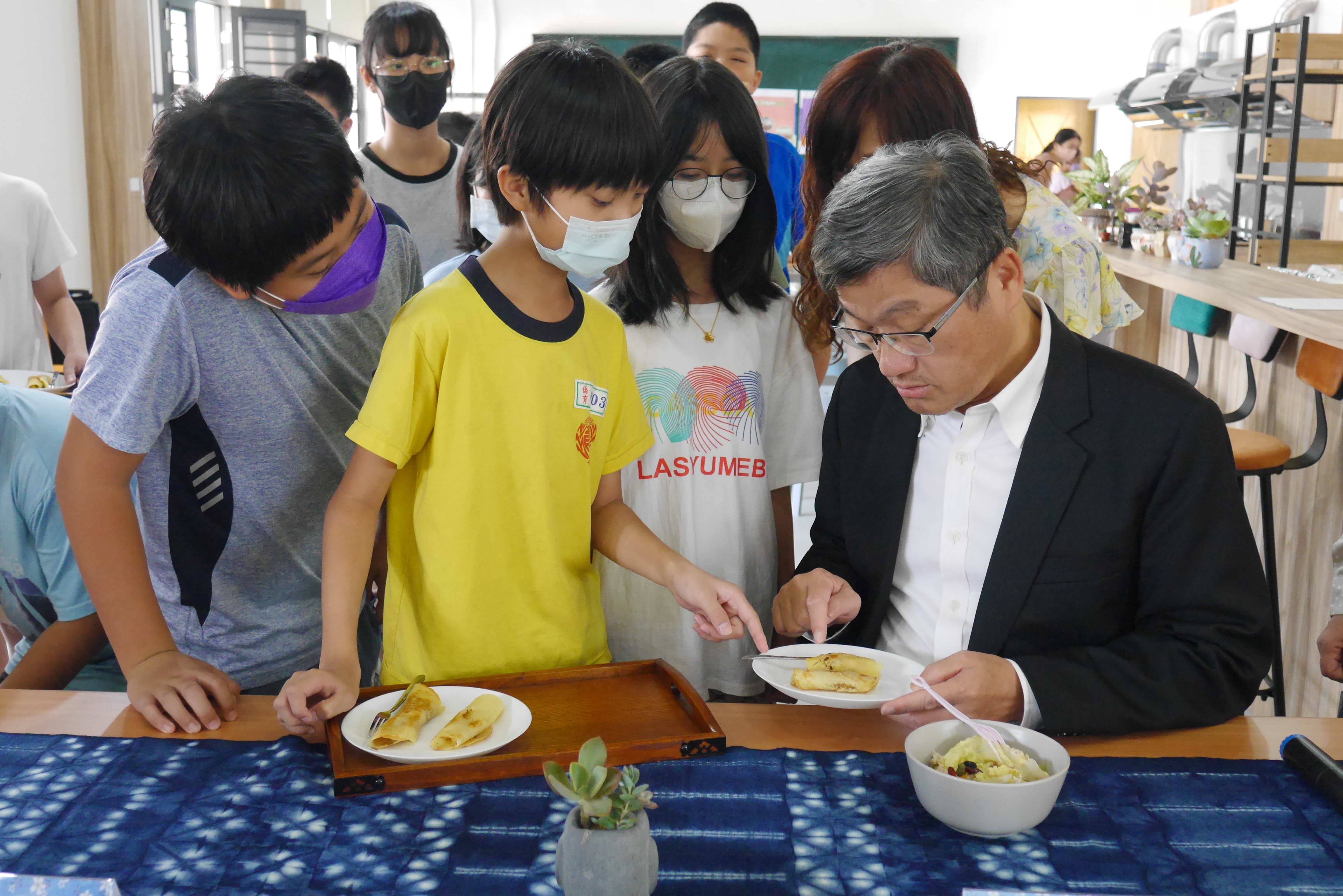 圖2楊主委品嚐孩子親手做的美食.jpg
