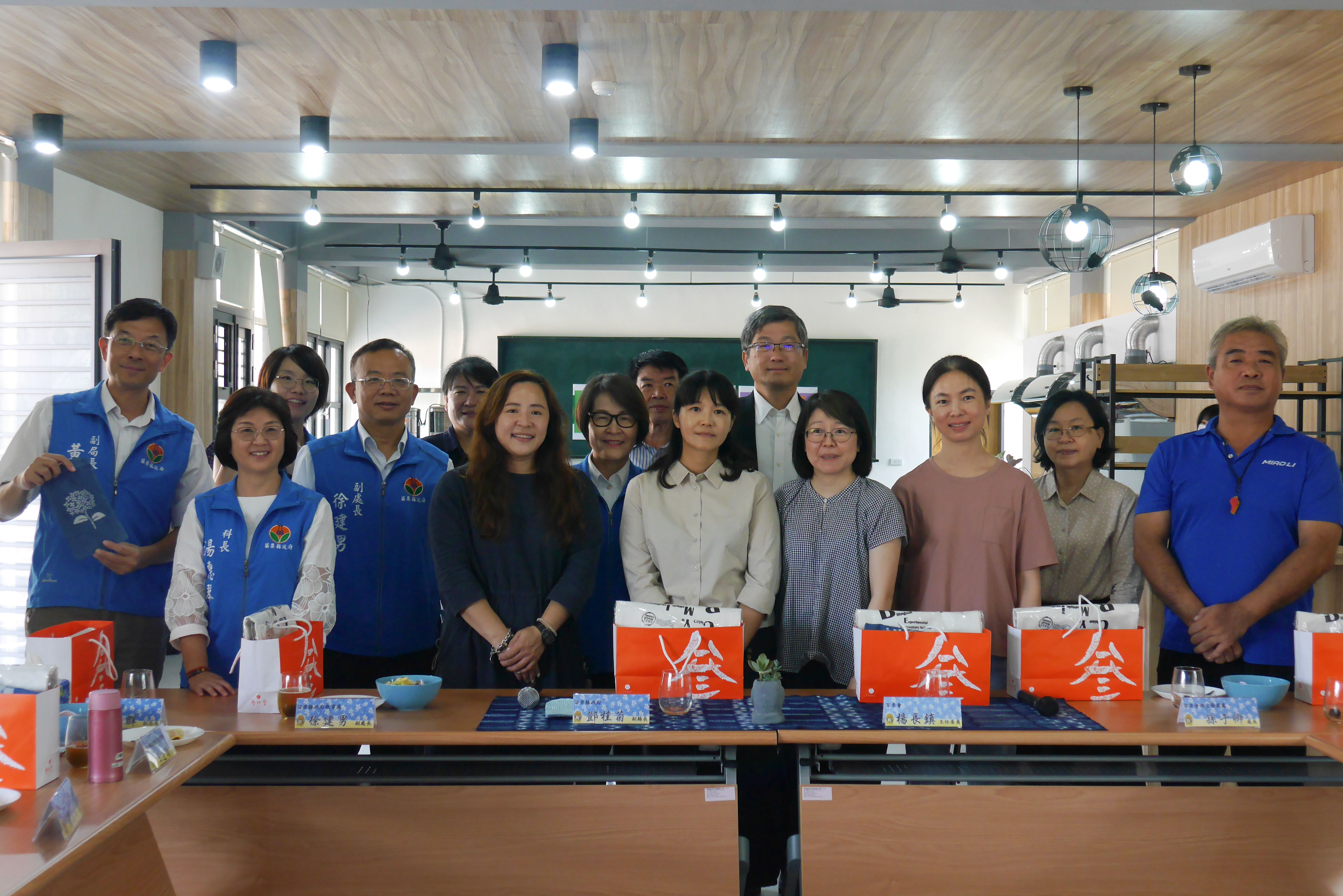 圖4參與觀課後的交流座談，楊主委感謝苗栗縣政府及僑育多元智能實驗小學團隊努力.png