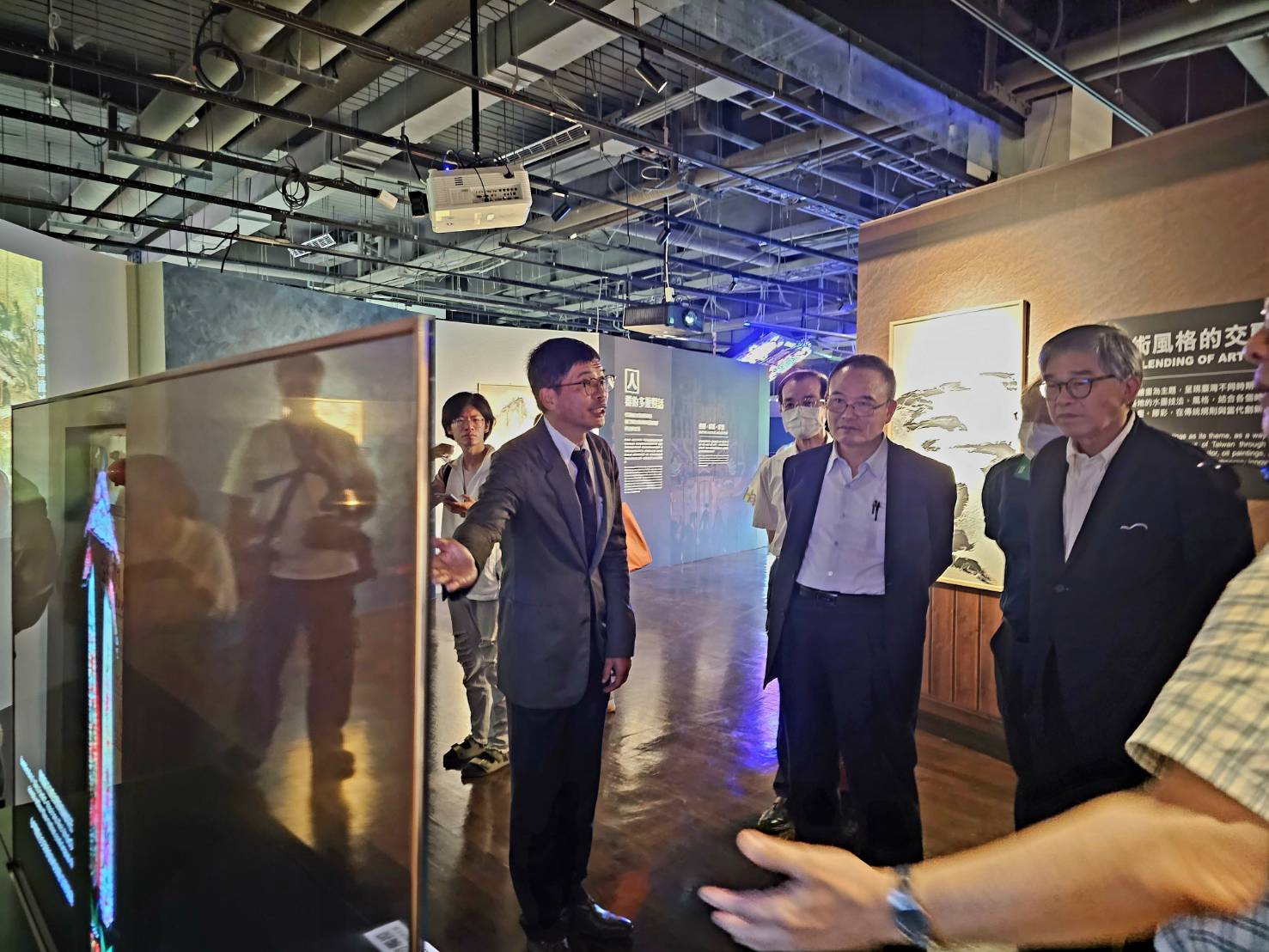 圖2  「臺灣意象-變動中的臺灣人」數位展-文物影像「美的輪廓」五彩絲緞柳葉如意紋彩繡雲肩(左起客發中心何金樑主任、故宮蕭宗煌院長、故宮黃永泰副院長).jpg