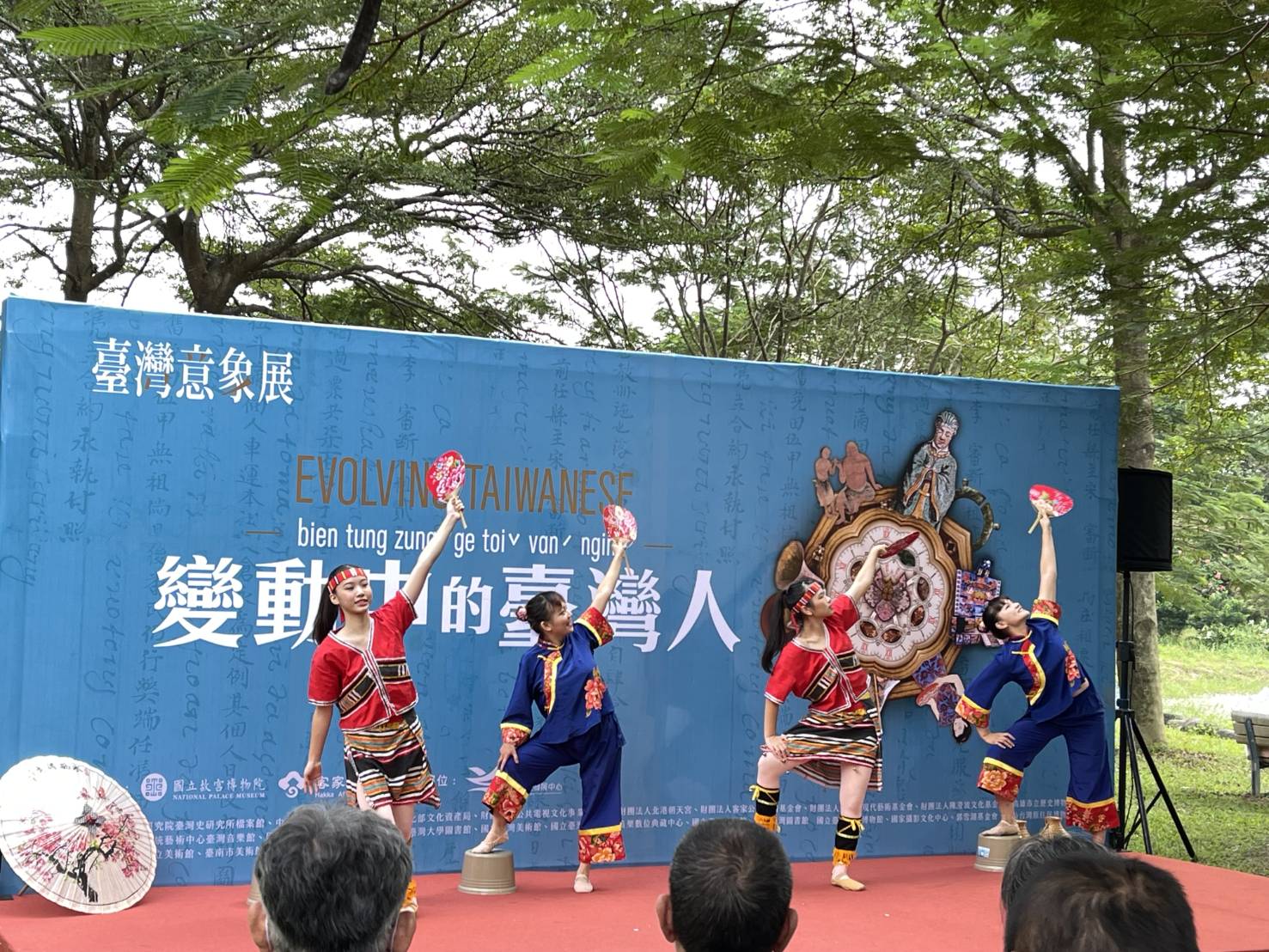 圖10  「臺灣意象-變動中的臺灣人」數位展-開展舞蹈表演，以山狗大樂團創作的樂曲，展現客家與原住民融合.jpg