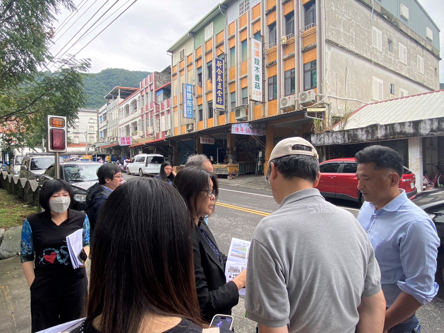 圖3 楊主委在蘇澳鎮公所鎮長李明哲陪同下，來到南澳的南強里和朝陽里現勘當地招牌和街景。.jpg
