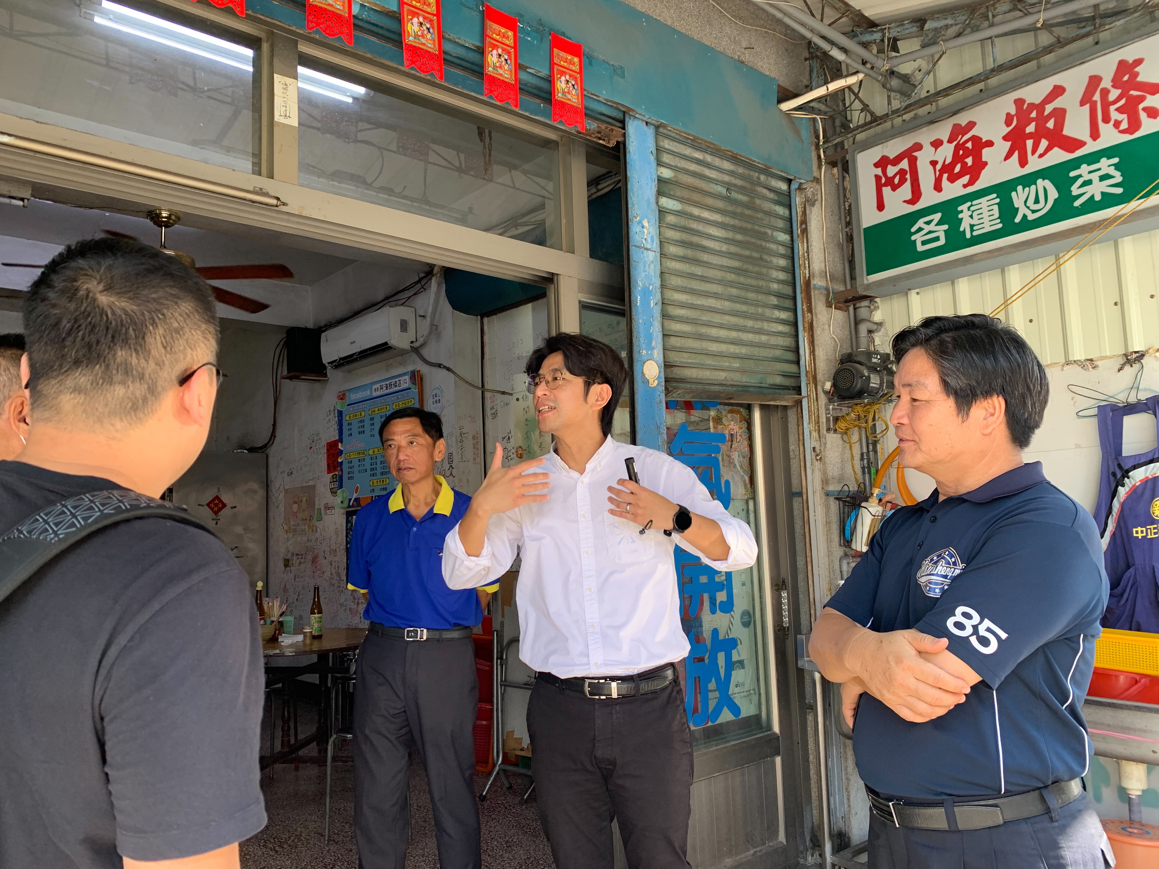 圖3 周副主委現勘粄條街.jpg