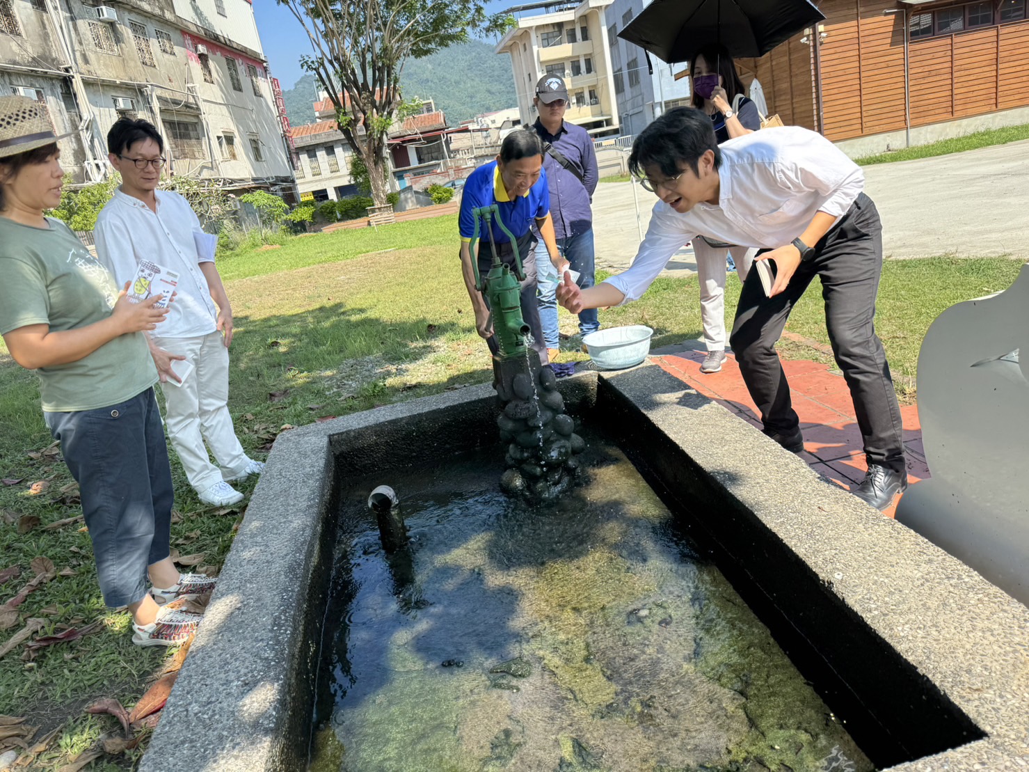 圖4 周副主委現勘湧泉.jpg