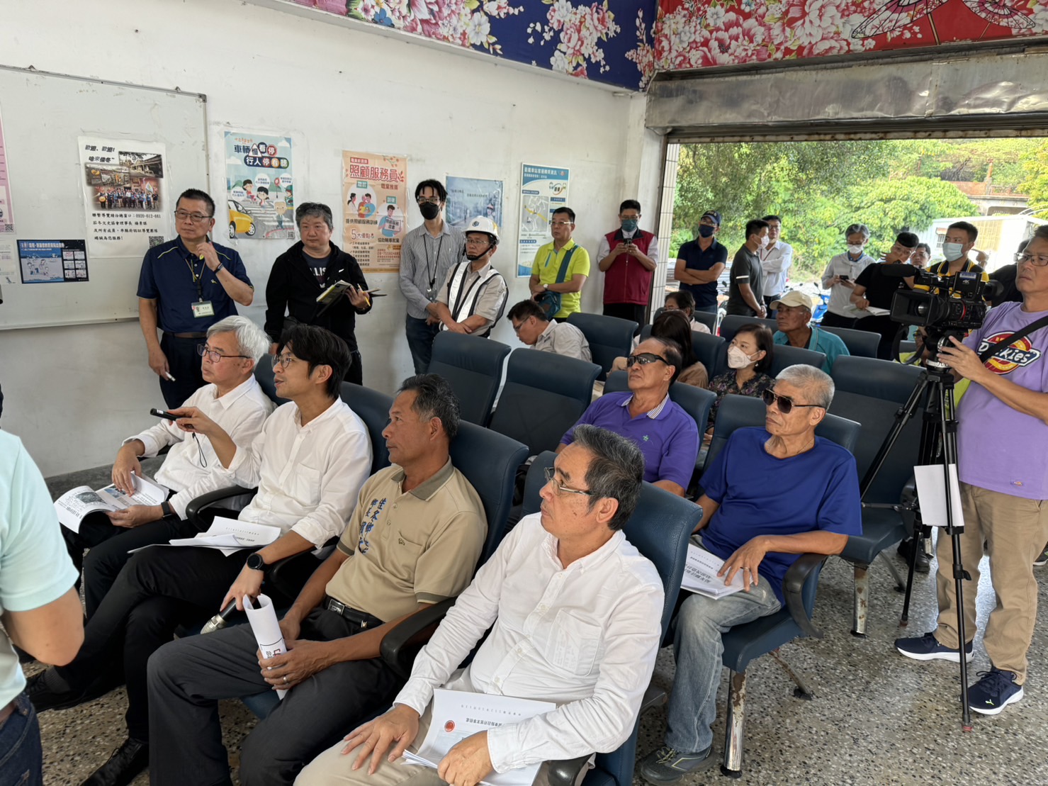 圖5 周副主委現勘屏東佳冬火車站.jpg