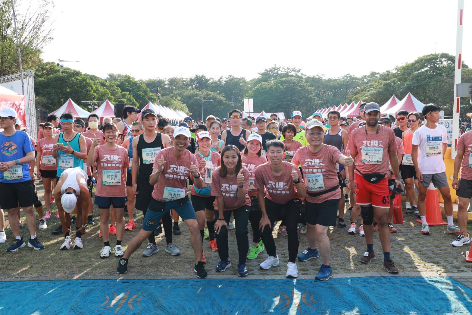 圖2  2023六堆客庄星光路跑，參賽選手10公里起跑(左起客發中心何金樑主任、傑出運動員李孟竹、黃玉霖、屏東大學陳永森校長及葡萄牙選手).jpg