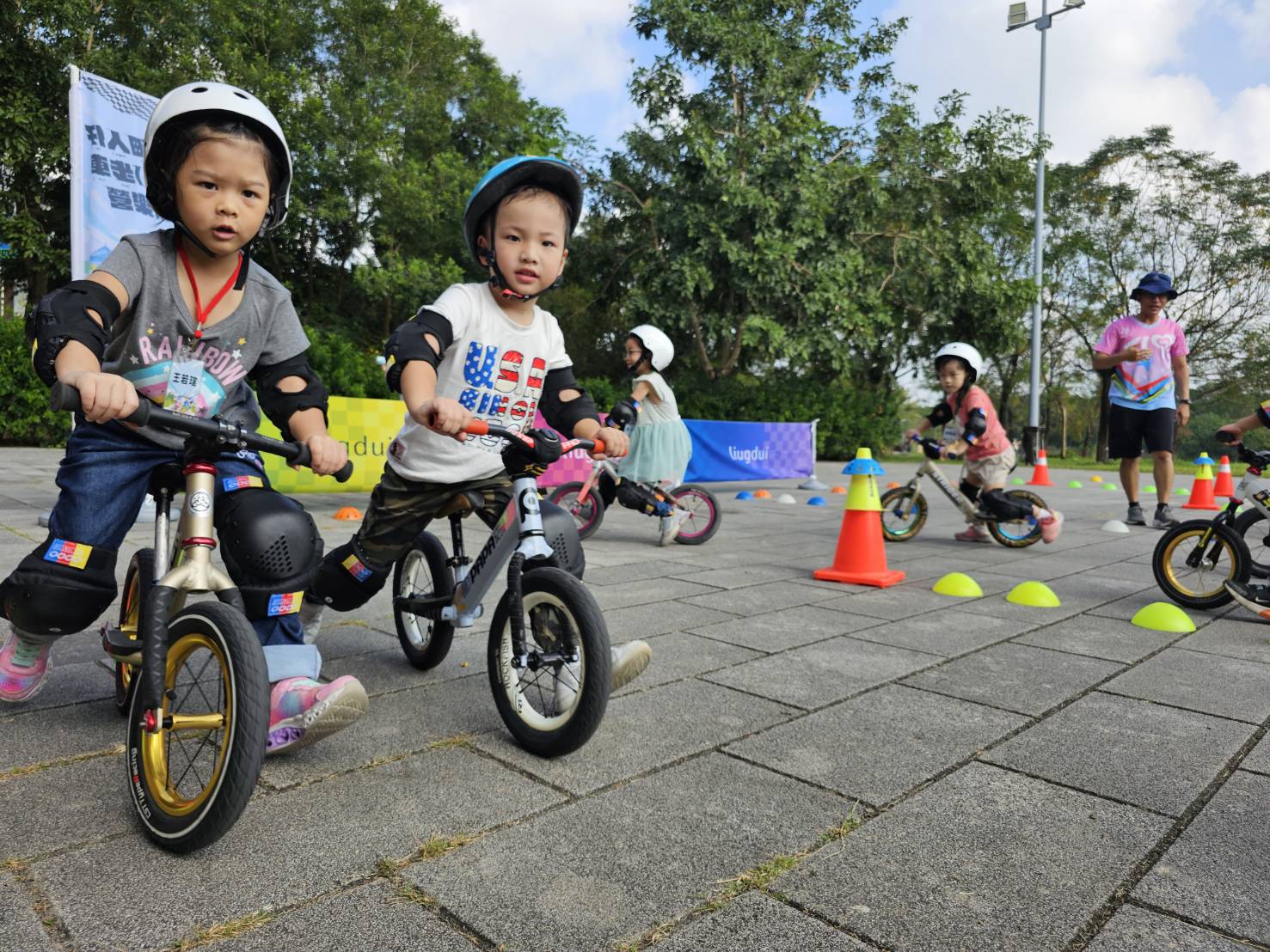 六堆細人仔滑(溜)步車小學員賽道練習.jpg