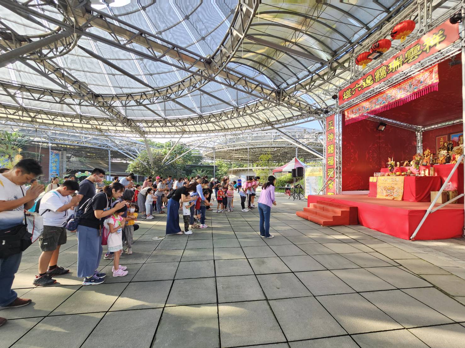 六堆細人仔滑(溜)步車客語薪傳師帶領小學員到秋收伯公壇體驗客家信仰文化.jpg