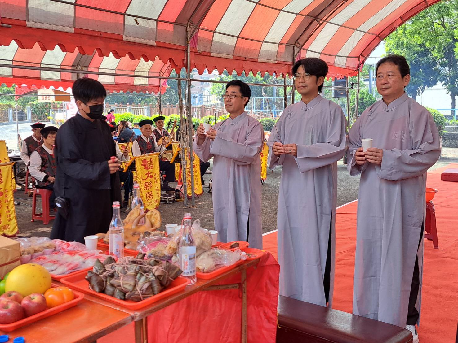 周副主委等主祭官在客語祝禱及大夥房客家藝術團奏樂下進行九獻禮.jpg