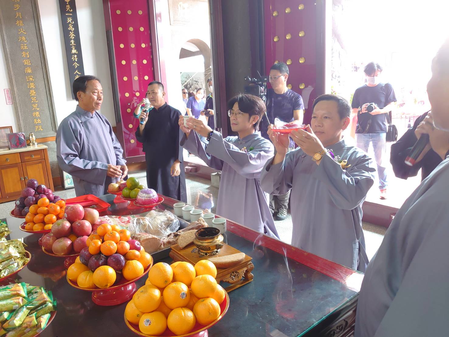 周副主委等虔誠祭拜忠勇公.jpg