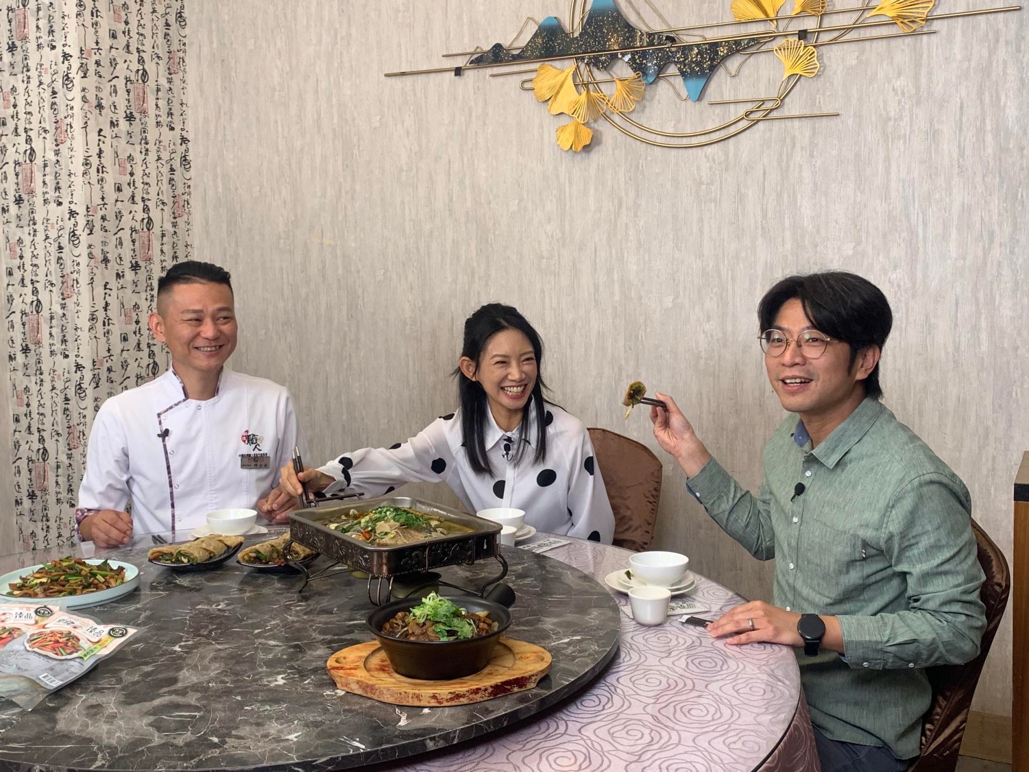 圖2  客委會副主委周江杰特別邀請吳奕蓉前往餐廳品嘗在地美食，並與陳宗佑師傅共同品味、對答.jpg