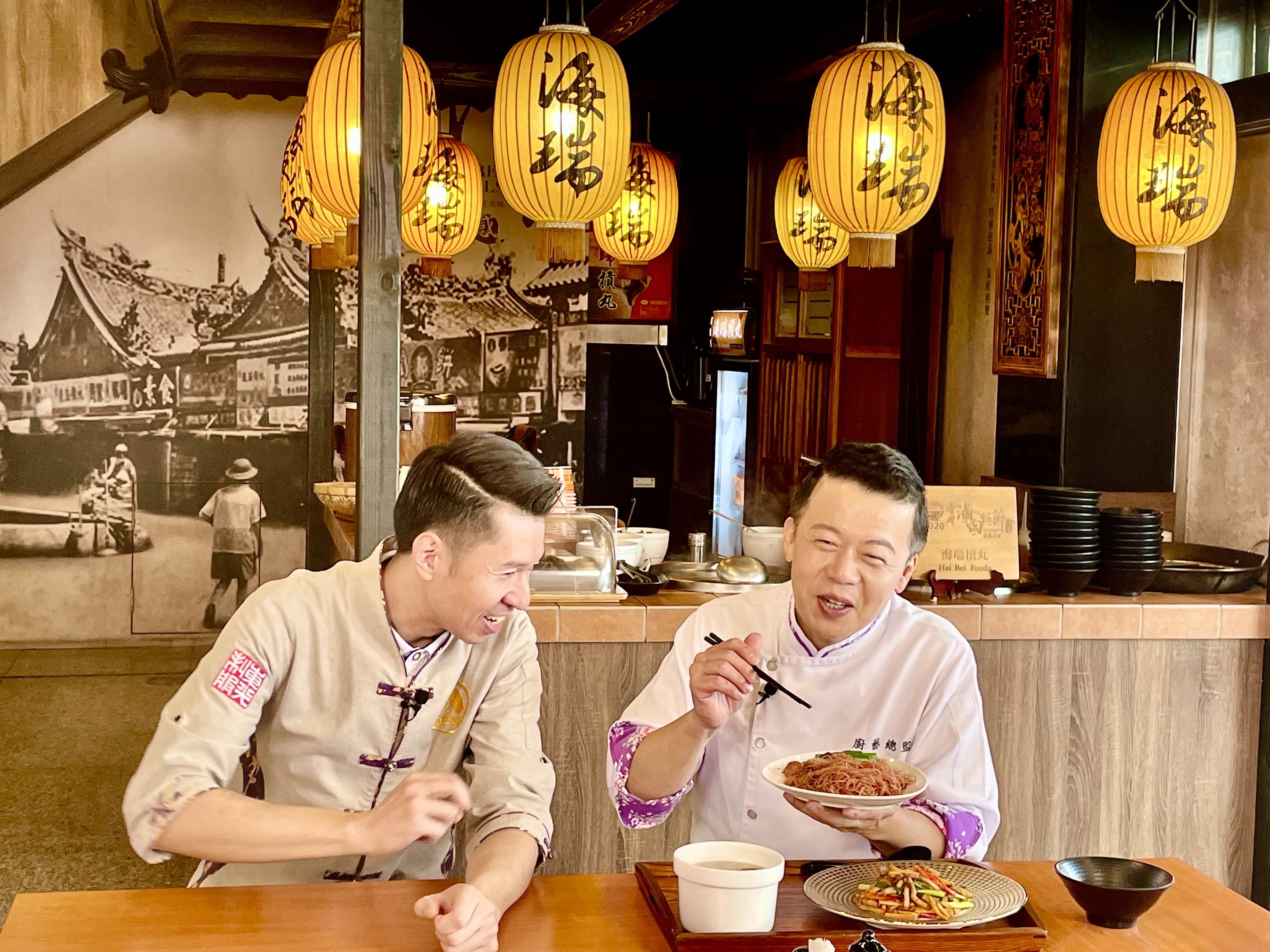 圖2賽後總評審長邱寶郎（右）前往海瑞摃丸總店品嚐海瑞摃丸招牌料理.jpg