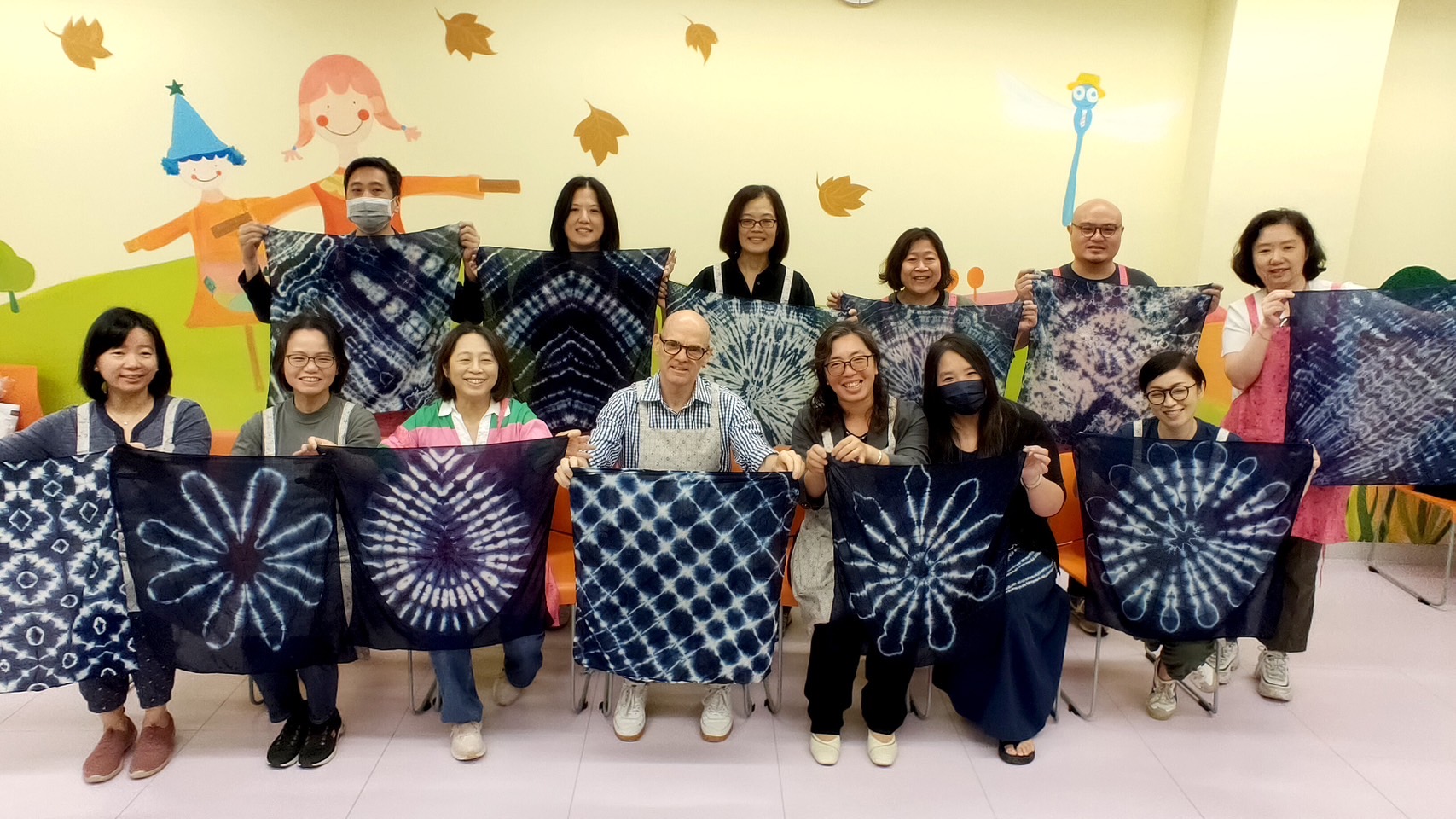 圖1澳洲辦事處副代表John Madew至臺灣客家文化館體驗有趣的藍染手作.jpg