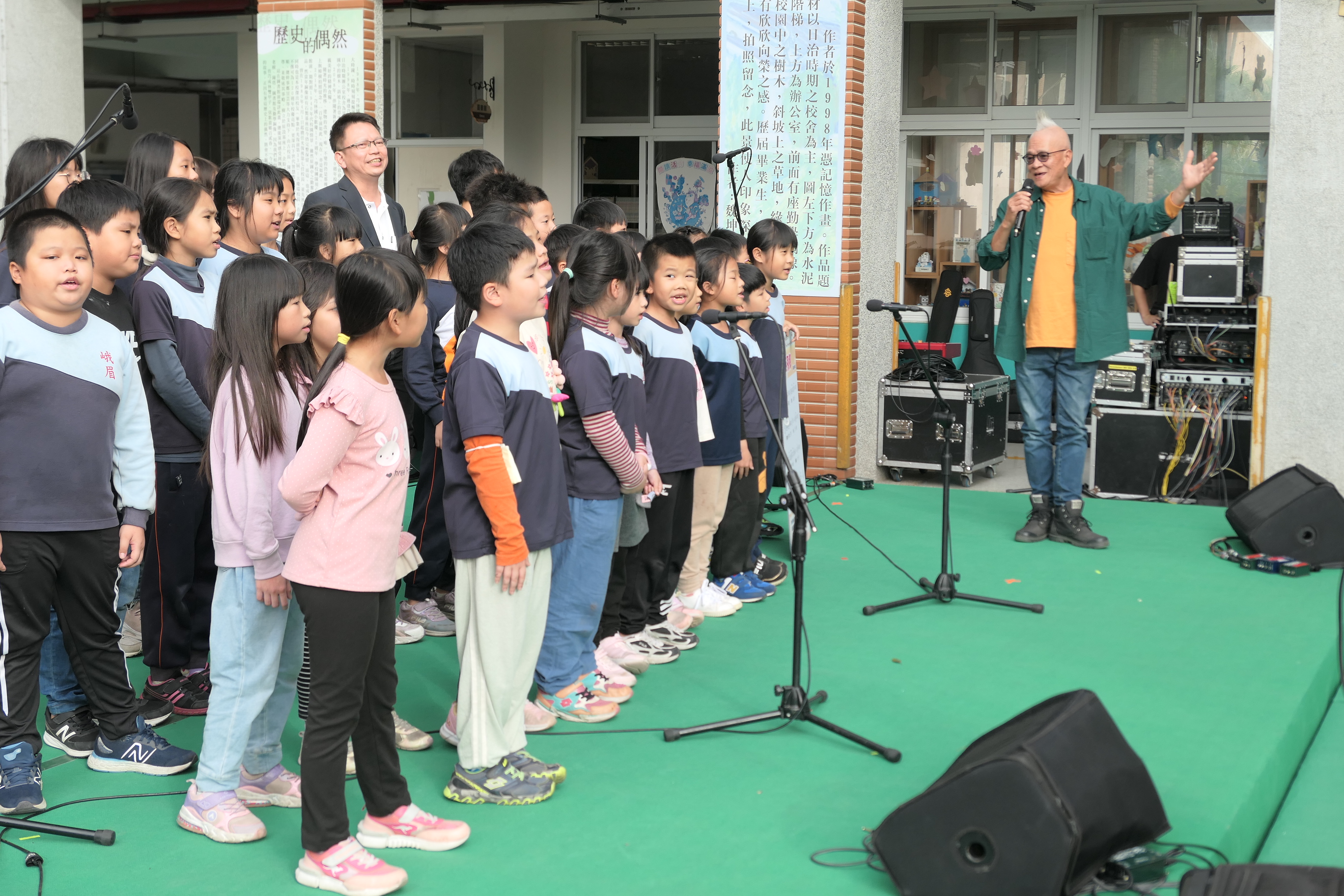 圖4陳永淘與新竹縣峨眉鄉峨眉國小表演《燕飛鄉》.JPG