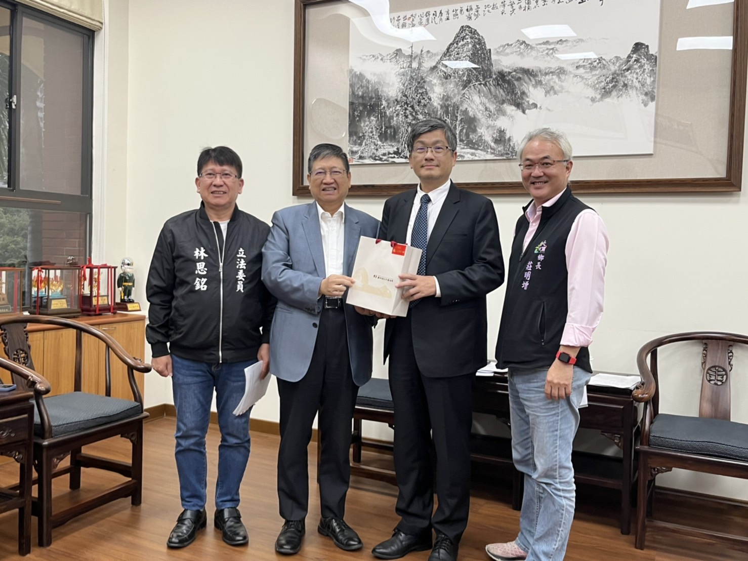 圖1 客家委員會主委楊長鎮(右2)拜訪新竹縣長楊文科(左2)，由新竹縣北埔鄉公所鄉長莊明增(右1)與立委林思銘陪同(左1).jpg
