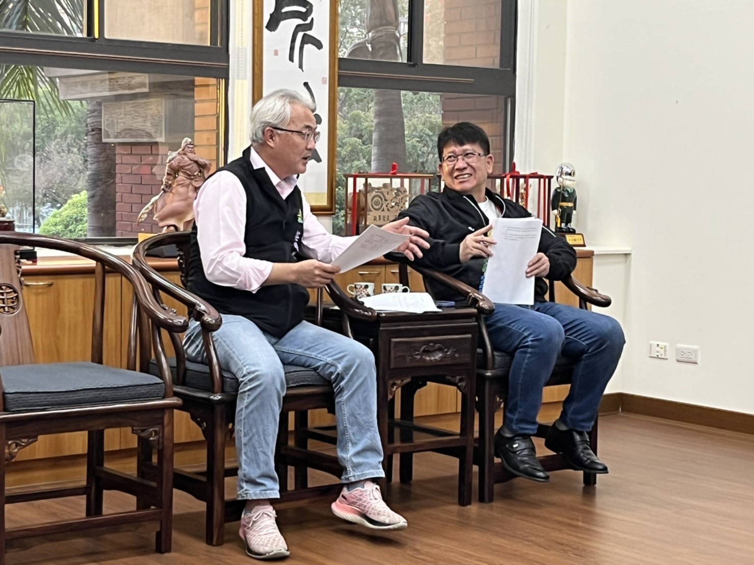圖3 莊明增鄉長(左)與林思銘立委(右)參與討論.jpg