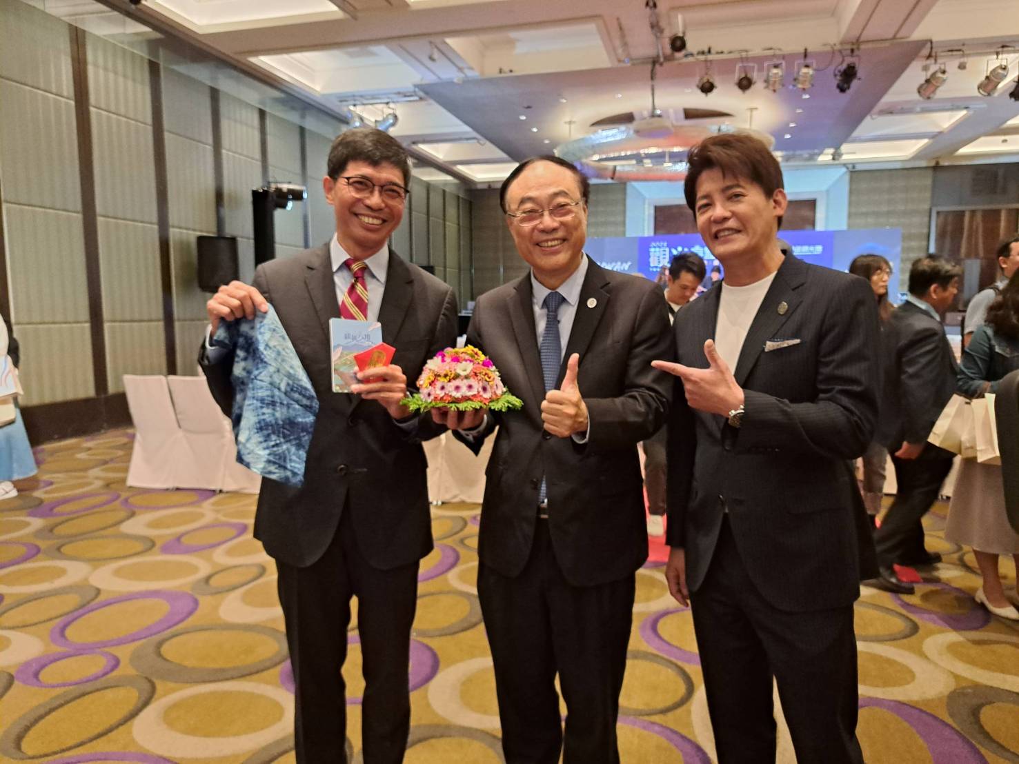 圖2  交通部觀光周永暉署長及代言人謝哲青巡禮各亮點獎攤位，由客委會何金樑主任介紹.jpg