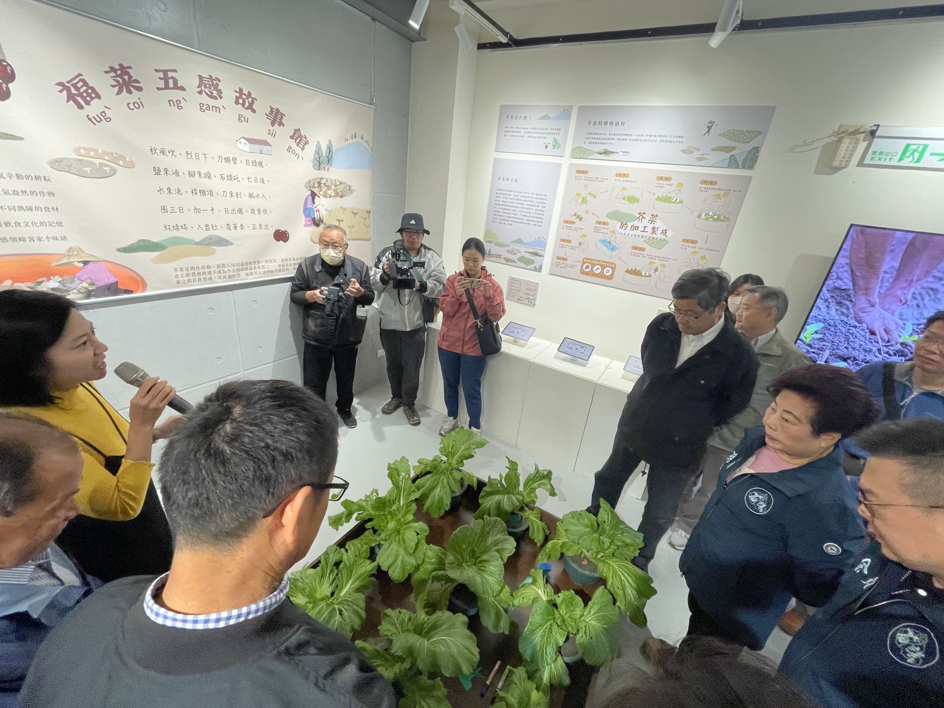 楊主委在福菜故事館聽取福菜製作過程.jpg