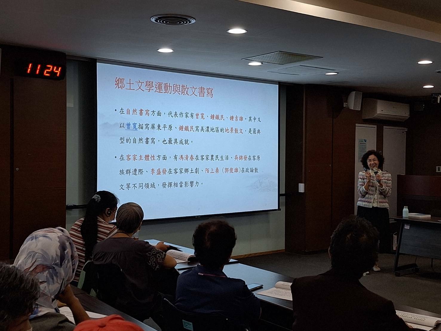 全國客家日前夕舉辦「還我母語運動紀念暨客家文學講座」，客委會委員鍾屏蘭分享透過客家文學認識客家文化傳承。.jpg