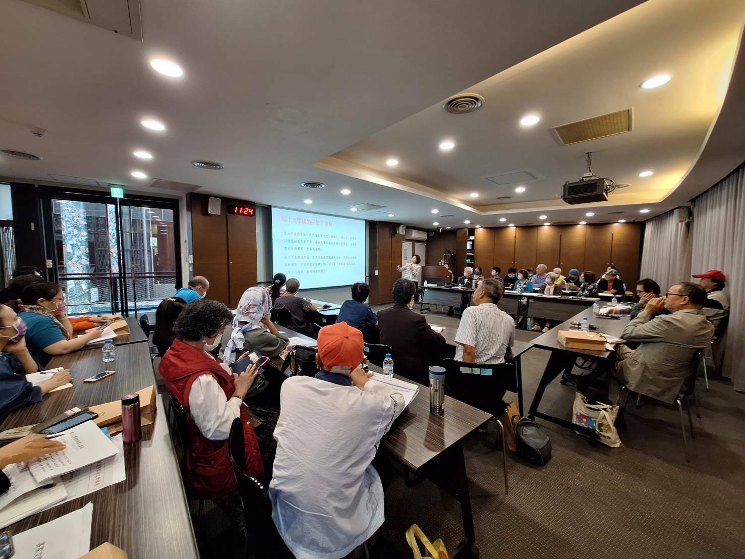 客委會委員鍾屏蘭分享透過客家文學認識客家文化傳承。.jpg