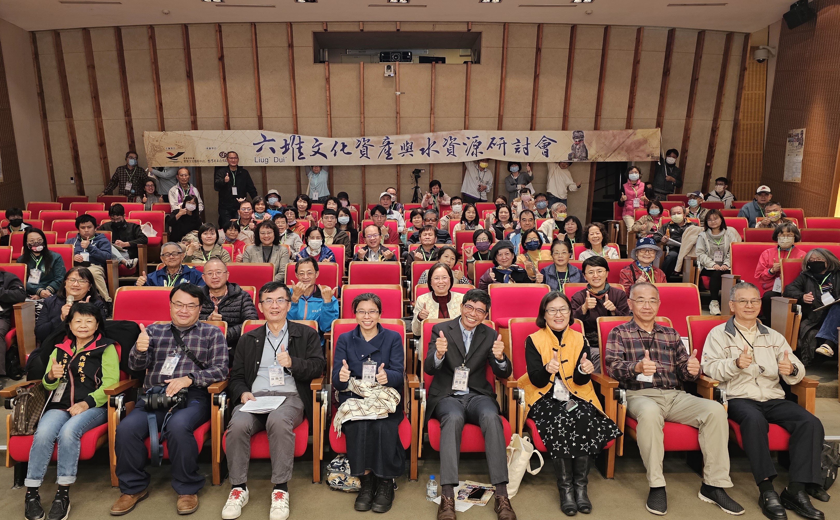 圖1 六堆文化資產與水資源研討會  與會者合影(左起， 內埔六堆天后宮蔡秋香主委、政治大學洪瑩發助理研究員、雲林科技大學徐雨村教授、高雄師範大學洪馨蘭教授、客發中心何金樑主任、農業部林業及自然保育署楊瑞芬分署長美和科技大學吳煬和教授、文史工作者謝宜文).jpg