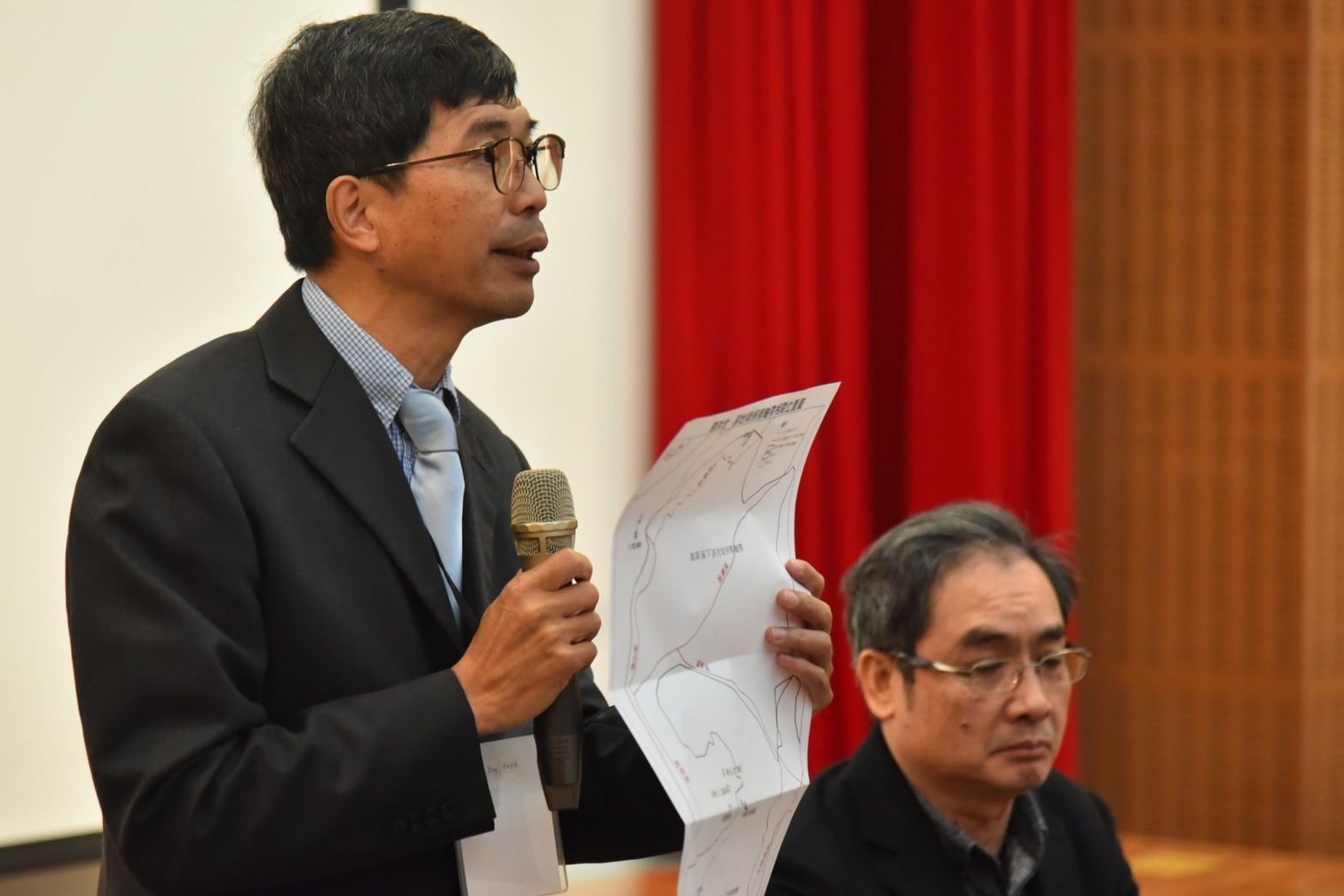 圖2 六堆文化資產與水資源研討會，客發中心何金樑主任說明六堆園區與六堆客庄濕地關係與未來可以客庄合作的契機.jpg
