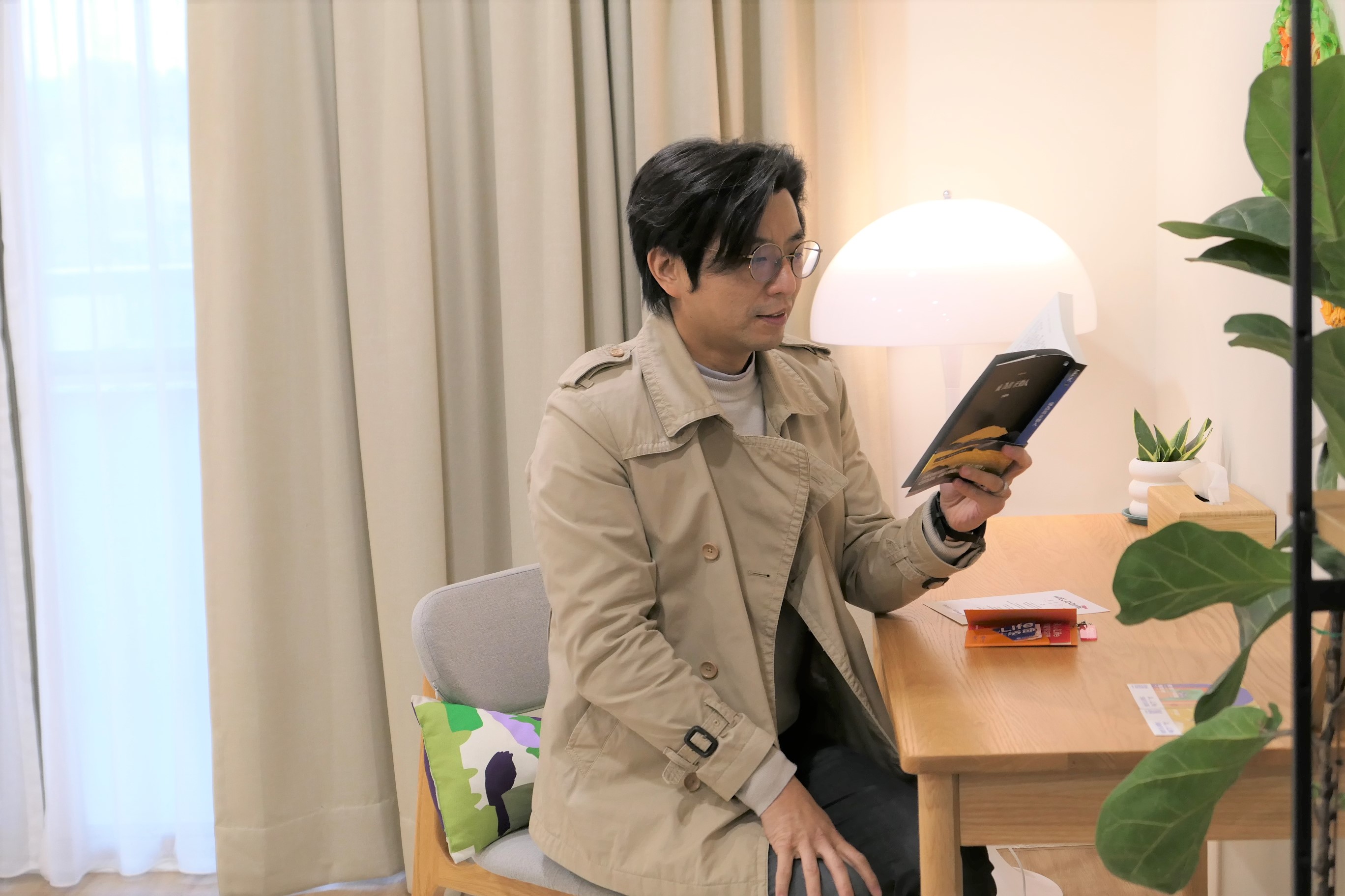 圖2 透過「A(rt)Life漫宿選書」，可以閱讀多世代客家作者的作品，看見不同的觀點，Check-out時，更可以帶走一本書，回到原本的生活裡慢慢咀嚼。.jpg