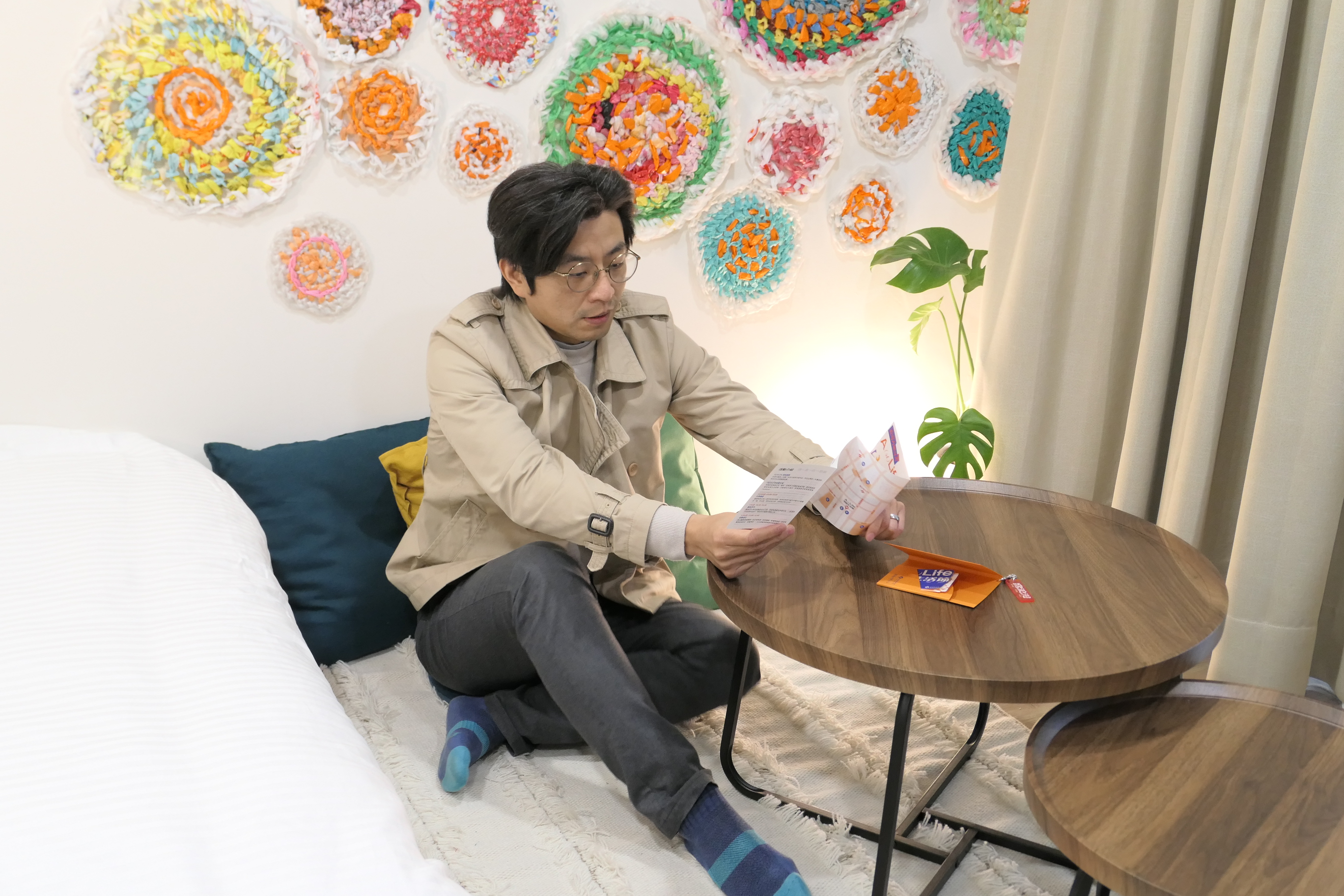 圖3 「Alife雙人套房」的牆面展示客籍藝術家楊芳宜用回收塑料創作的作品《塑圓》，編織出象徵湯圓、柿子等客家文化常出現的圖像、飲食文化色彩，帶出惜物的精神，以及圓滿、團圓的意涵。.JPG
