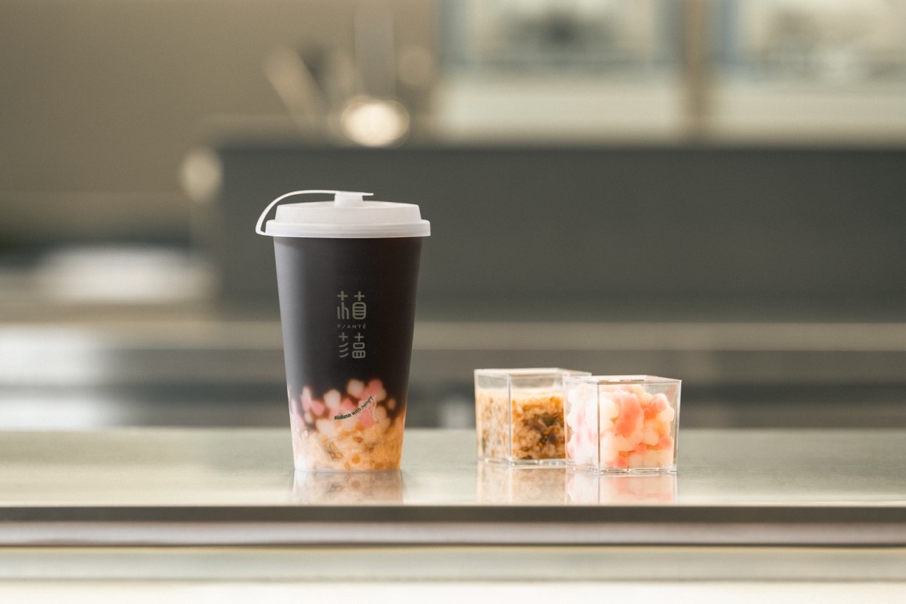 圖5 入住「Alife」的民眾，可以享用聯名餐飲－「植蘊Planté」的客家風味手搖飲「嚼感燒仙草」。.jpg