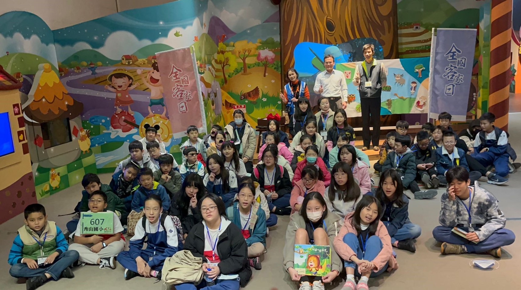 圖4新北市客語生活學校秀山國小共下聽客話故事.jpg