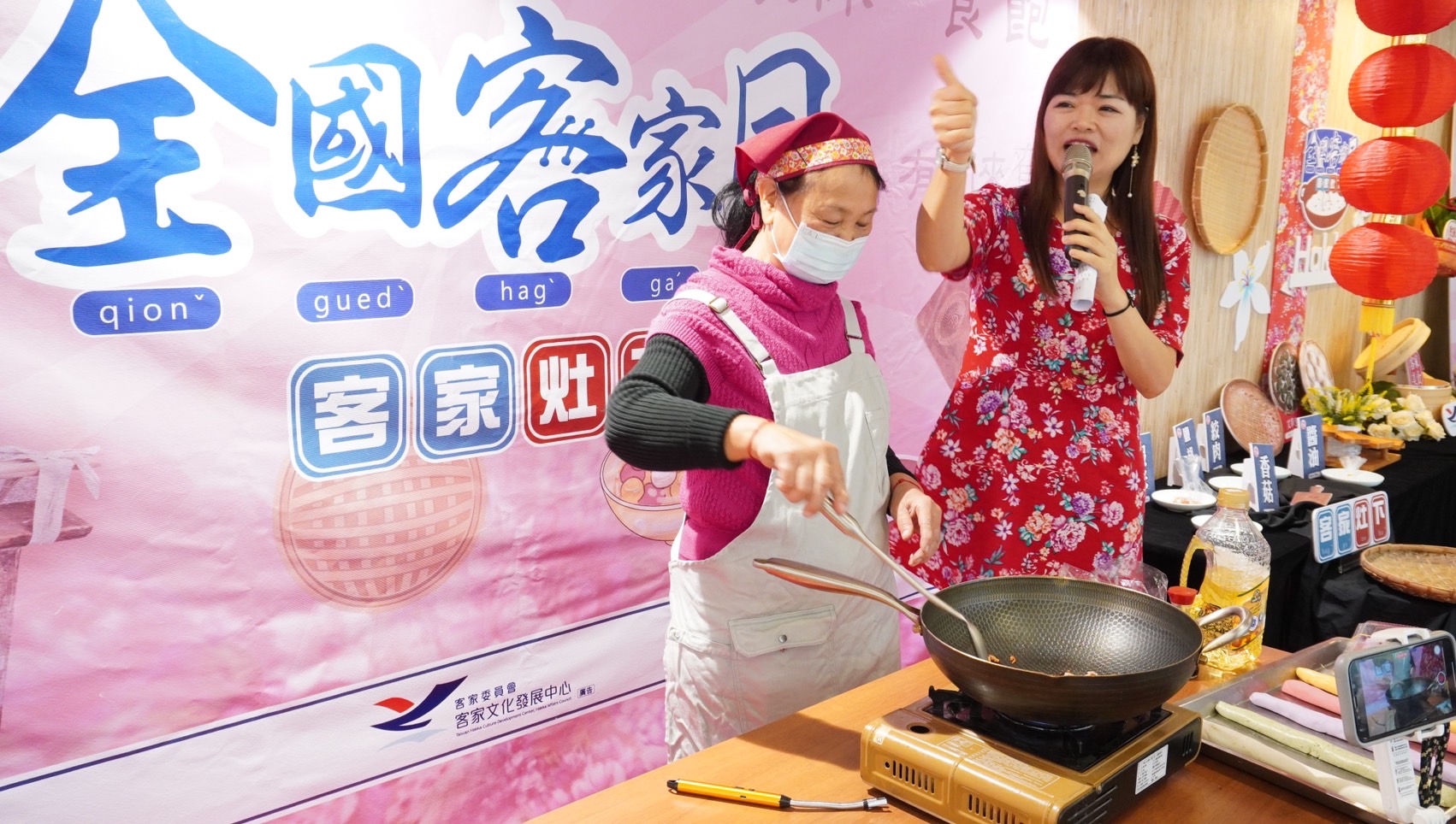 圖7客家阿姆講師示範煮鹹粄圓.jpg