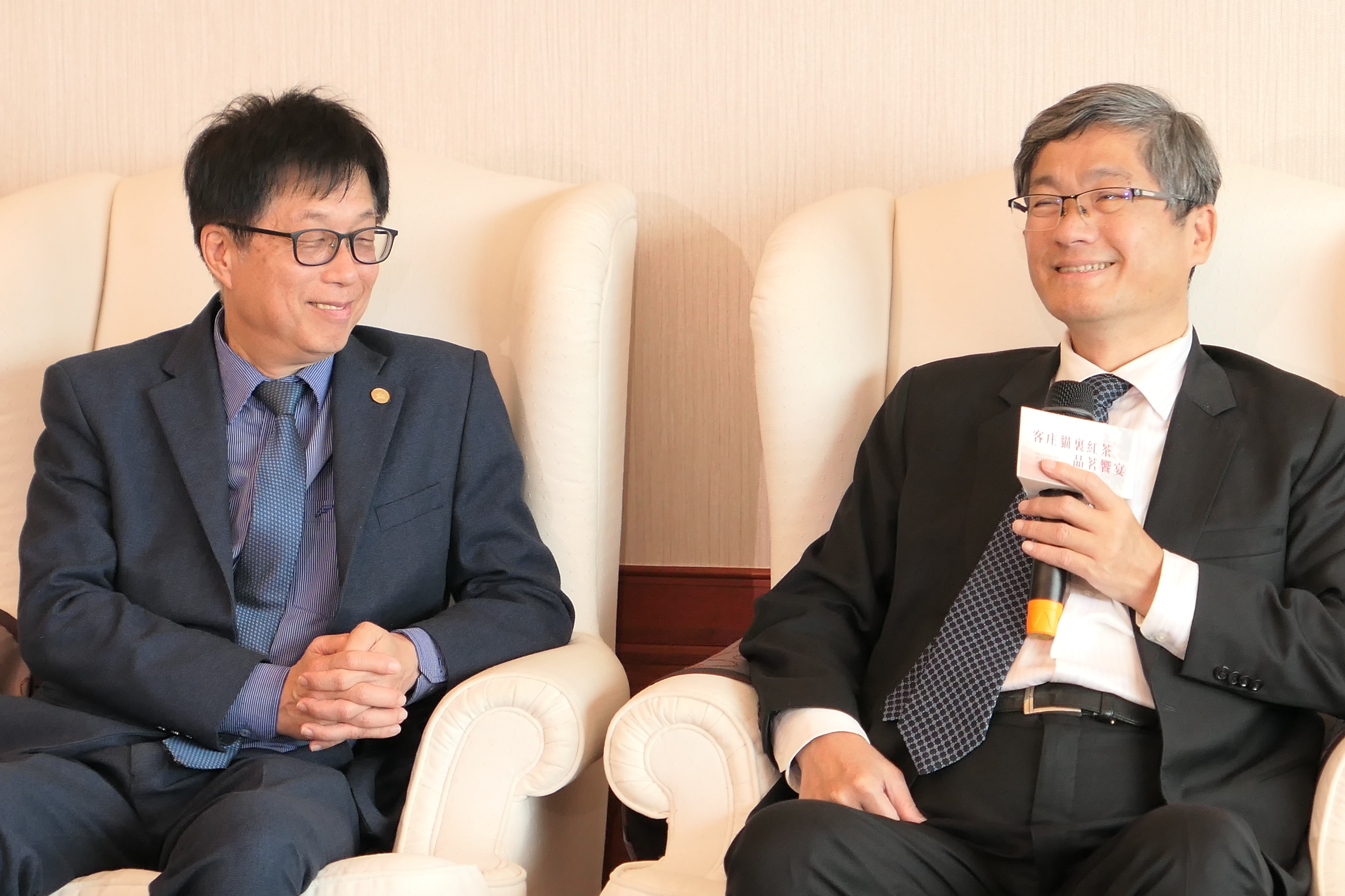 圖2 客委會楊長鎮主任委員分享品嘗貓裏紅茶心得及推動初衷.JPG