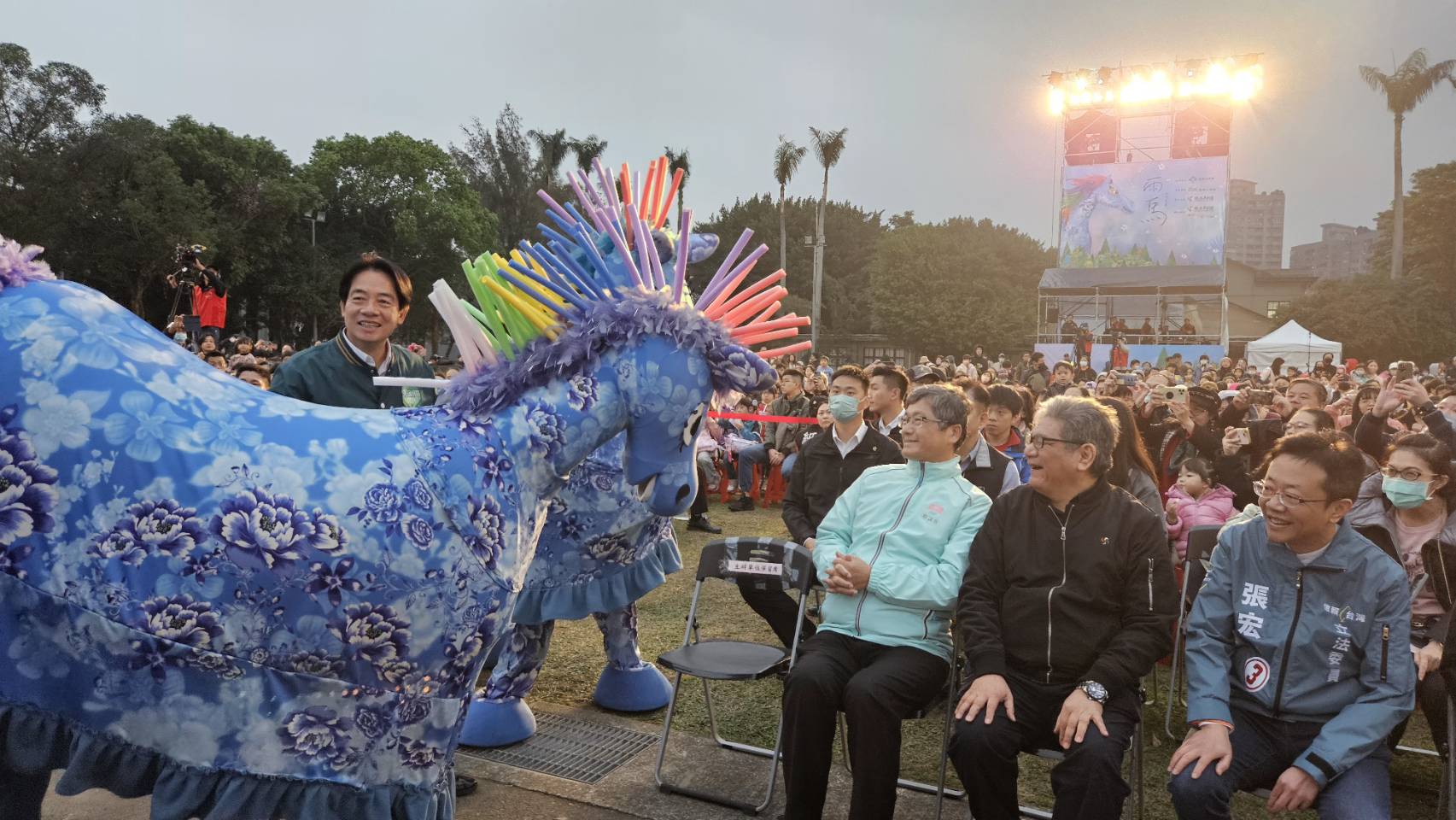 圖5 賴清德副總統與小雨馬開心互動-2.jpg