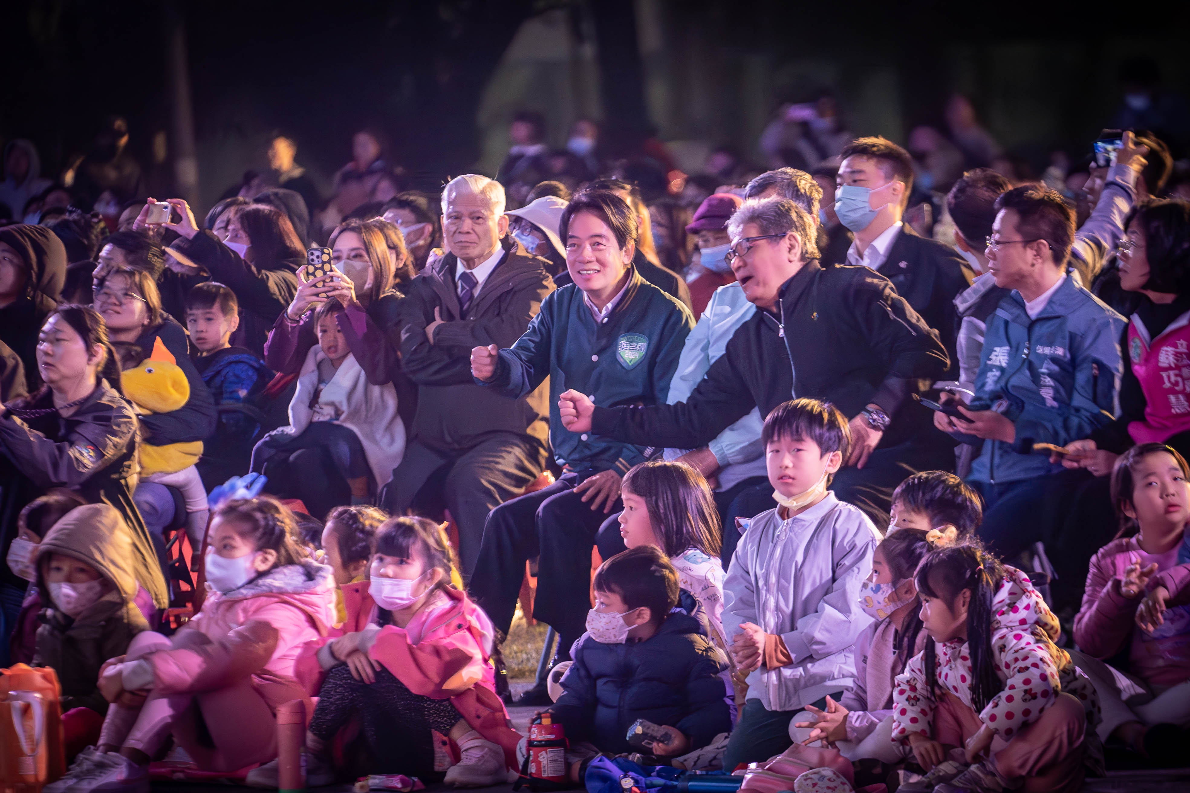 圖6 賴清德副總統與現場貴賓陪同小朋友、家長觀賞《雨馬》演出.jpg