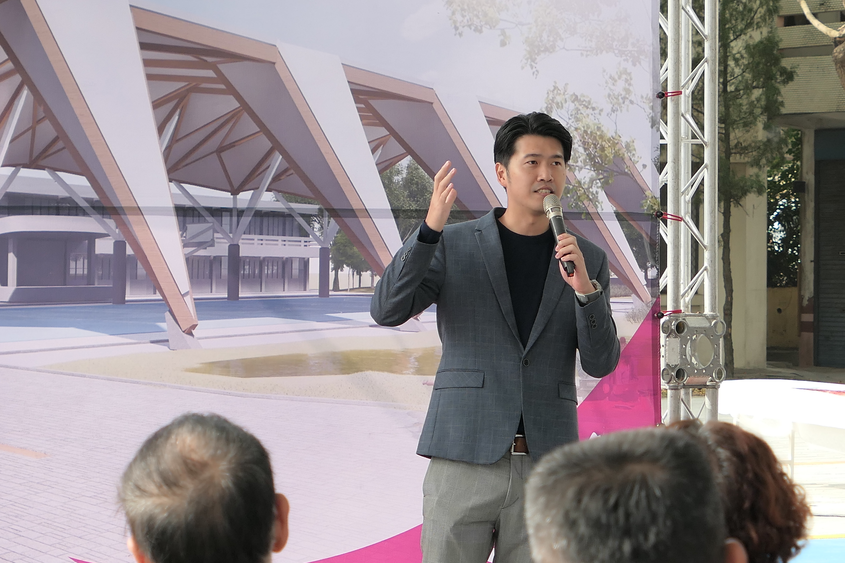 圖4建築師蔡沛辰說明建築設計造景.JPG