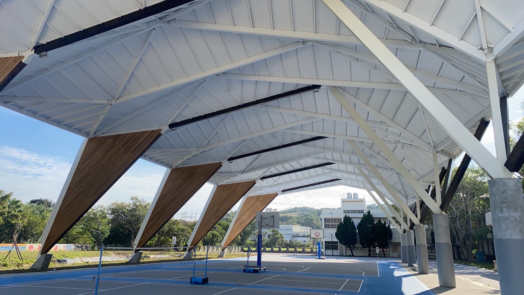 圖5造橋鄉社區多功能禾埕建築臨摹5隻低頭飲水的白鶴.jpg