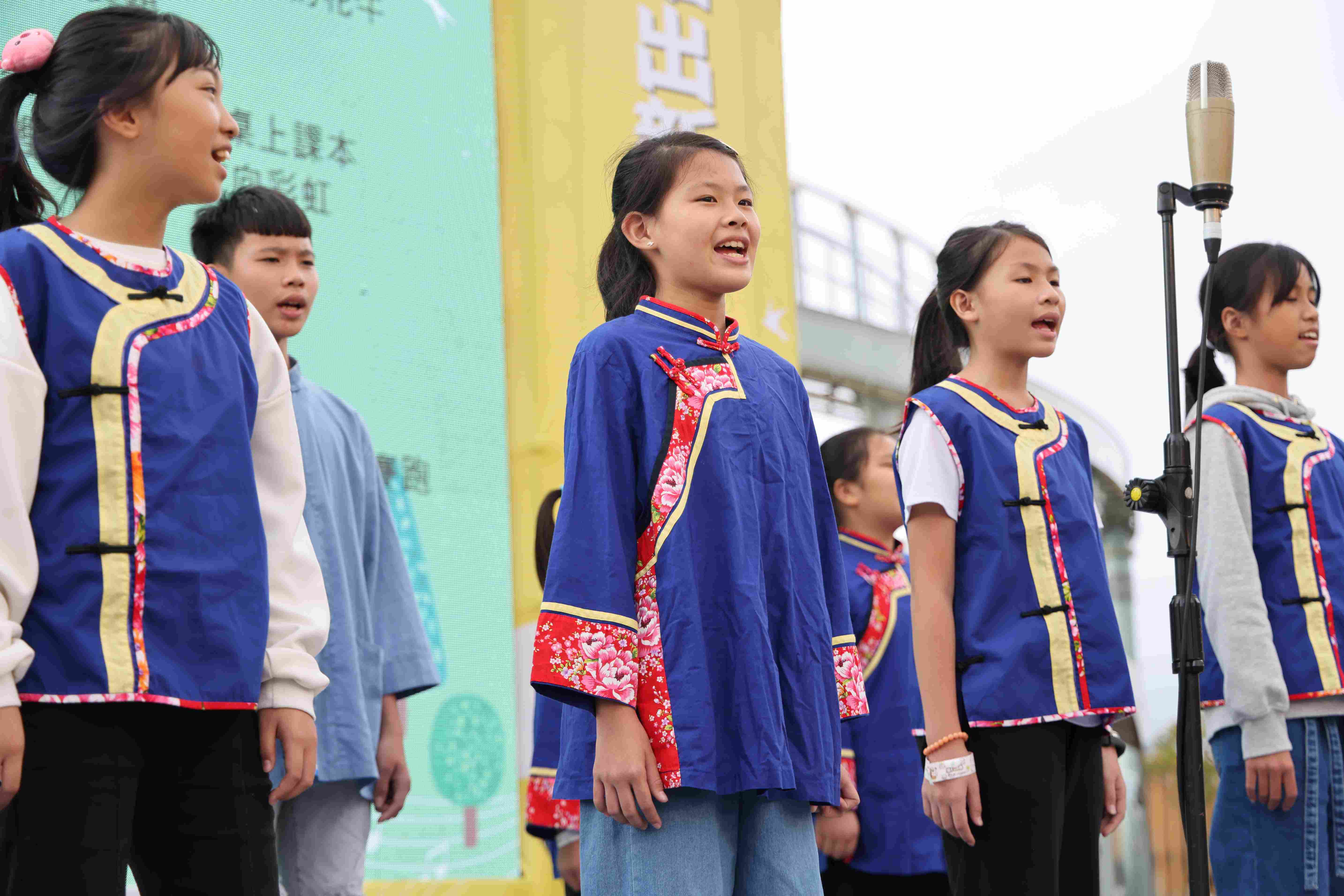圖4黃瑋傑與高雄市美濃區吉東國小.jpg