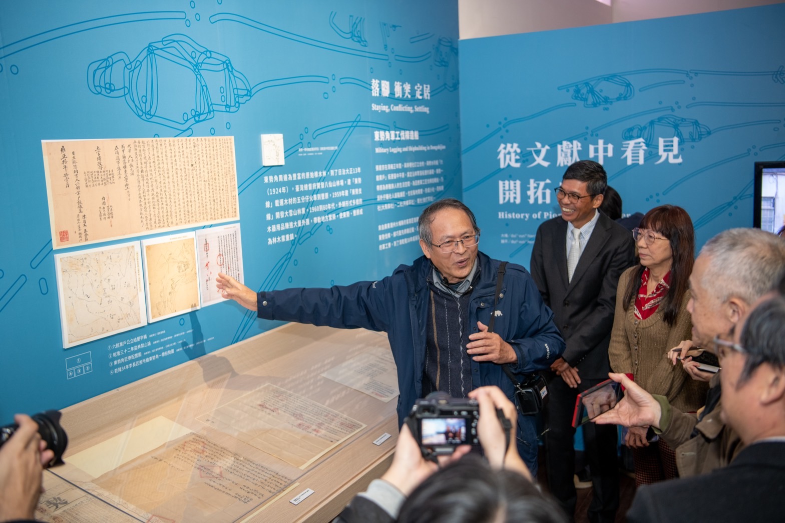 圖4  「山野兩路行–東勢卓蘭客庄聚落村史特展」温振華教授介紹透過古文書看客家人與平埔、原住民間的族群互動，以及中臺灣地區地權的轉變。(左起温振華教授、客發中心何金樑主任、潘敦仔後代潘淑清及張達京後代張雍鐸).jpg