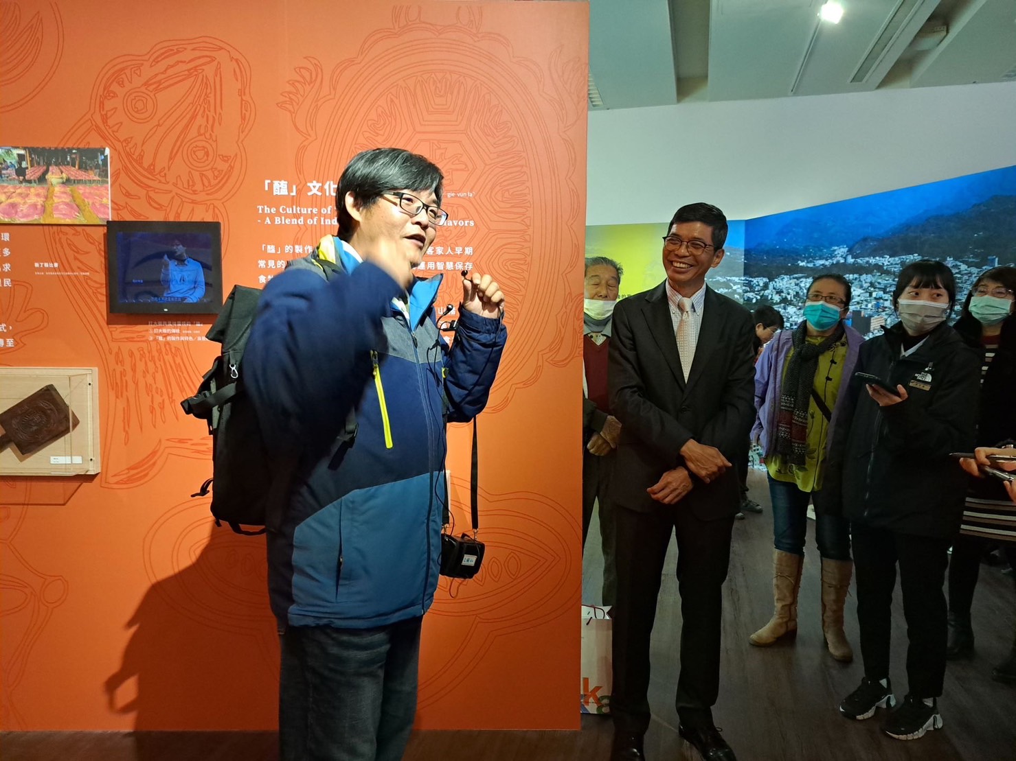 圖5  「山野兩路行–東勢卓蘭客庄聚落村史特展」大茅埔調查團吳哲銘團長(左)講解東勢、卓蘭一帶的客家人早期受泰雅族原住民「醃肉」影響而產生的「醢」文化。.jpg