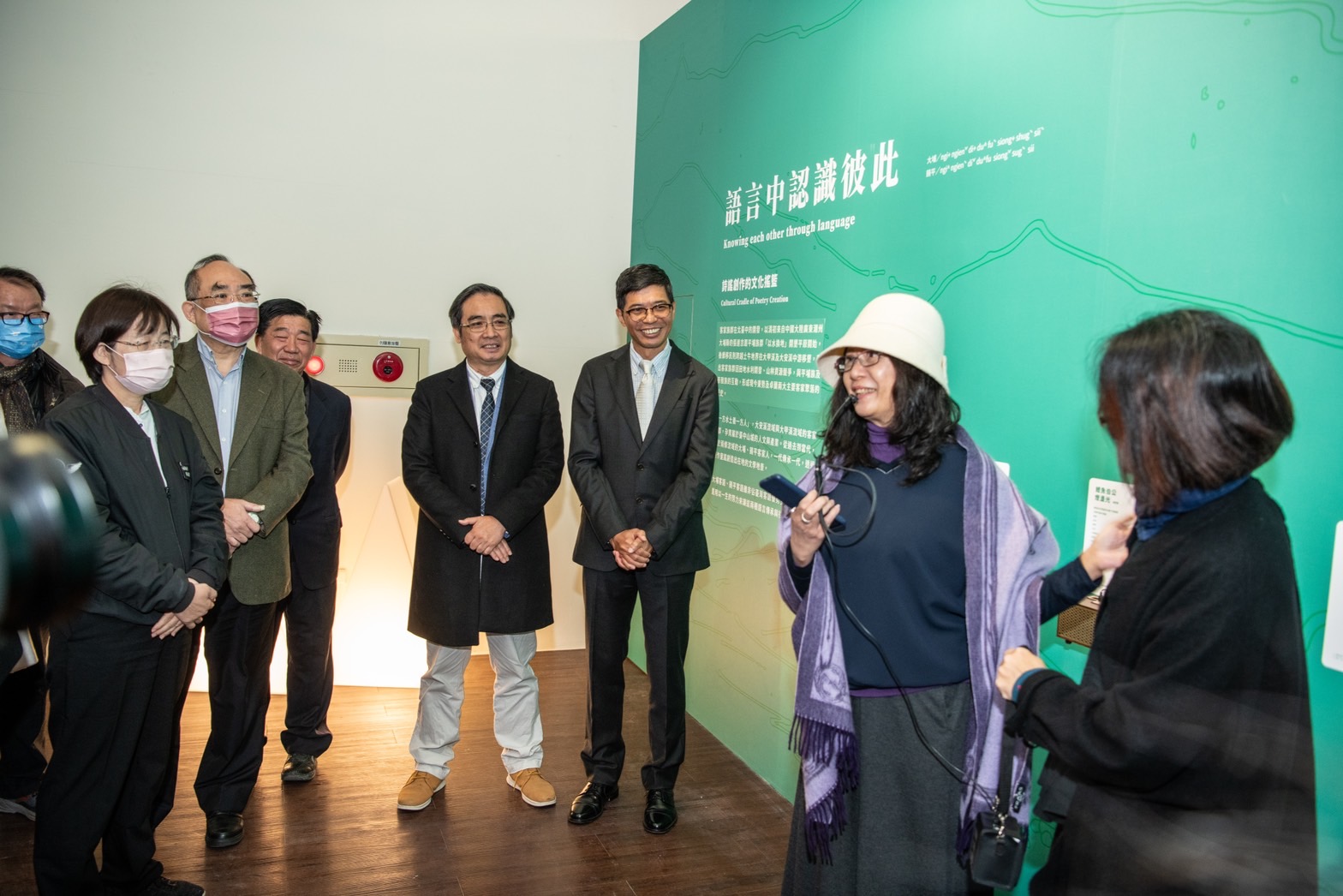 圖7  「東勢卓蘭客庄聚落村史特展」詩人張芳慈透過講解語言中讓大家認識彼此。(左起國史館臺灣文獻館張鴻銘館長、客傳會陳邦畛董事長、客發中心何金樑主任、詩人張芳慈).jpg