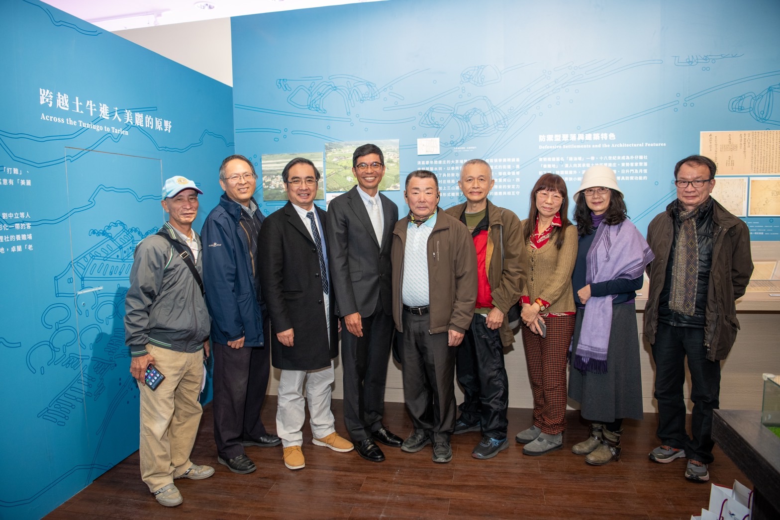 圖8  「東勢卓蘭客庄聚落村史特展」貴賓合影。(左起石岡土牛劉啟成後代劉燿坤、温振華教授、陳邦畛董事長、何金樑主任、張達京後代張真強、張雍鐸、潘敦仔後代潘淑清、詩人張芳慈、聯大林本炫教授).jpg